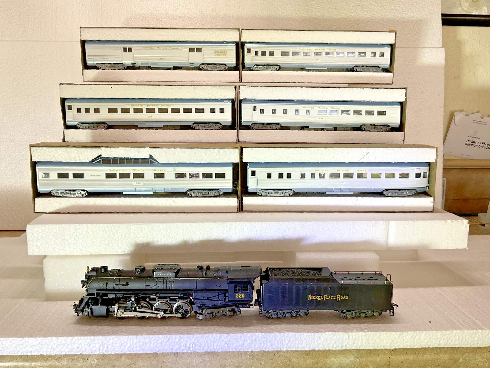 Rivarossi HO 2-8-4 Berkshire steam locomotive Nickel Plate Road 6 passenger cars