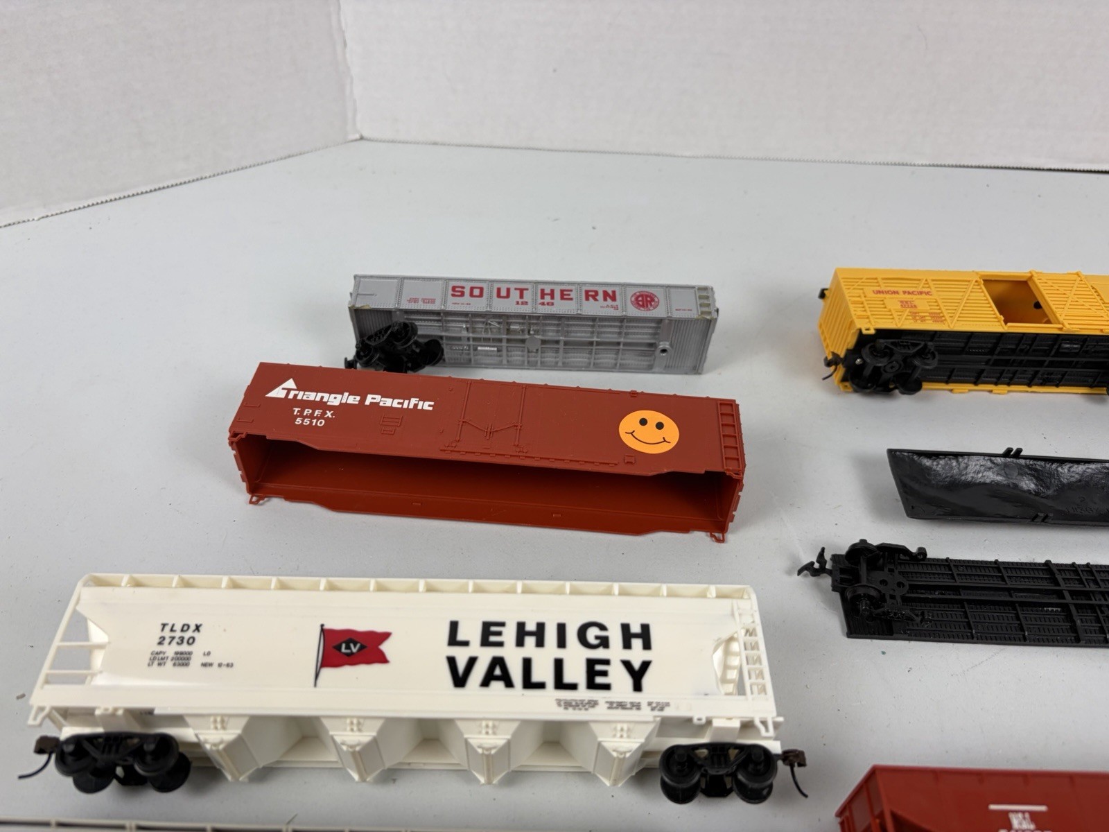 H/O Scale lot of boxcars Bachman And Locomotive As Is Parts Or Repair