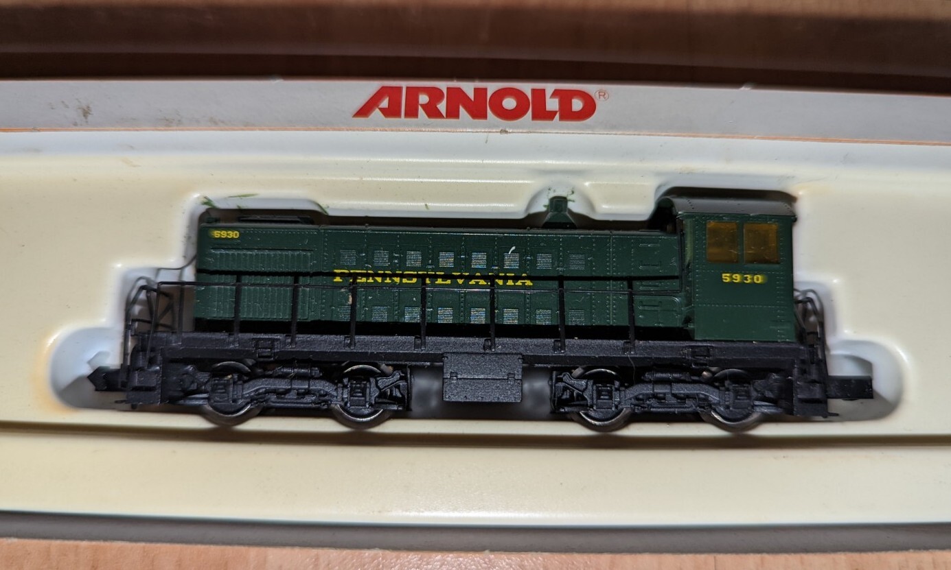 N 9mm Arnold 5025 Alco S-2 Diesel locomotive Pennsylvania #5930 (Tested)
