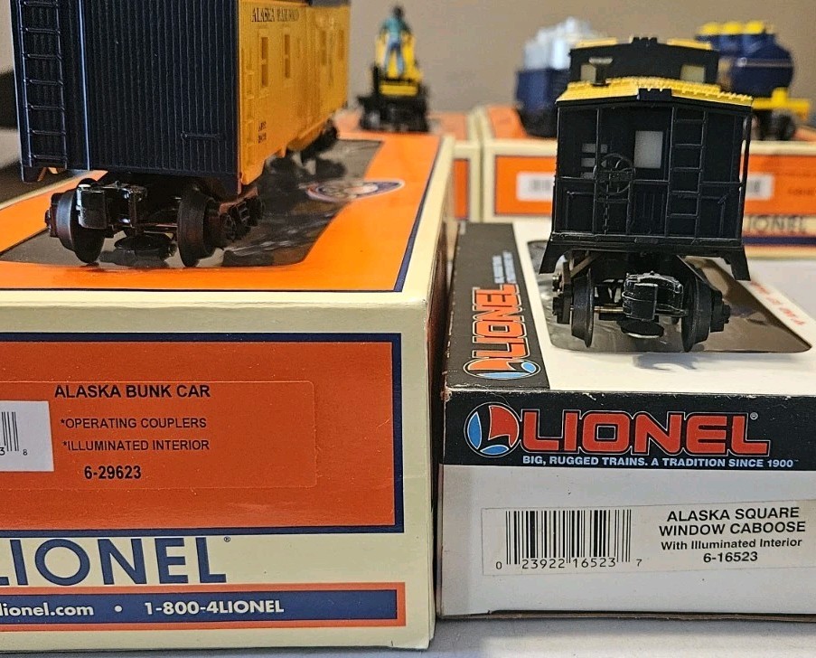 6 ALASKA Lionel Trains ~ Gondola, Bunk,3 Dome, Flatcar & 2 Caboose ~ XS229