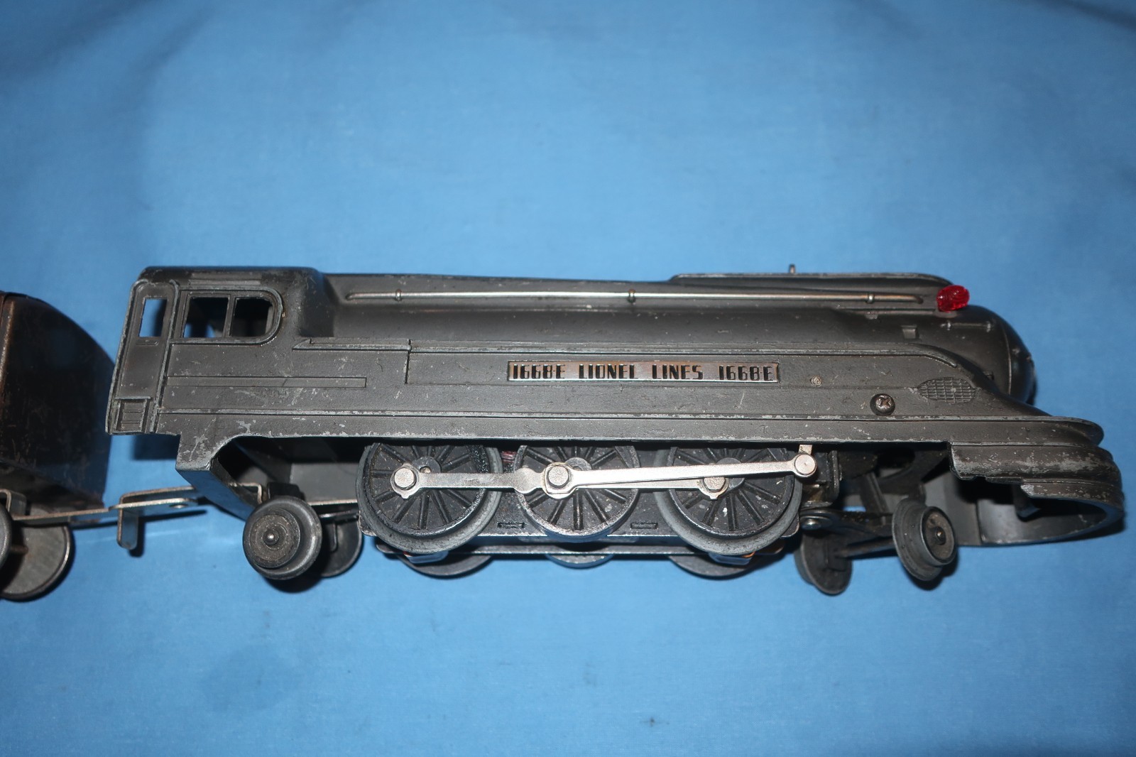 Lionel 1668E Streamlined Torpedo Locomotive and Tender. Runs well