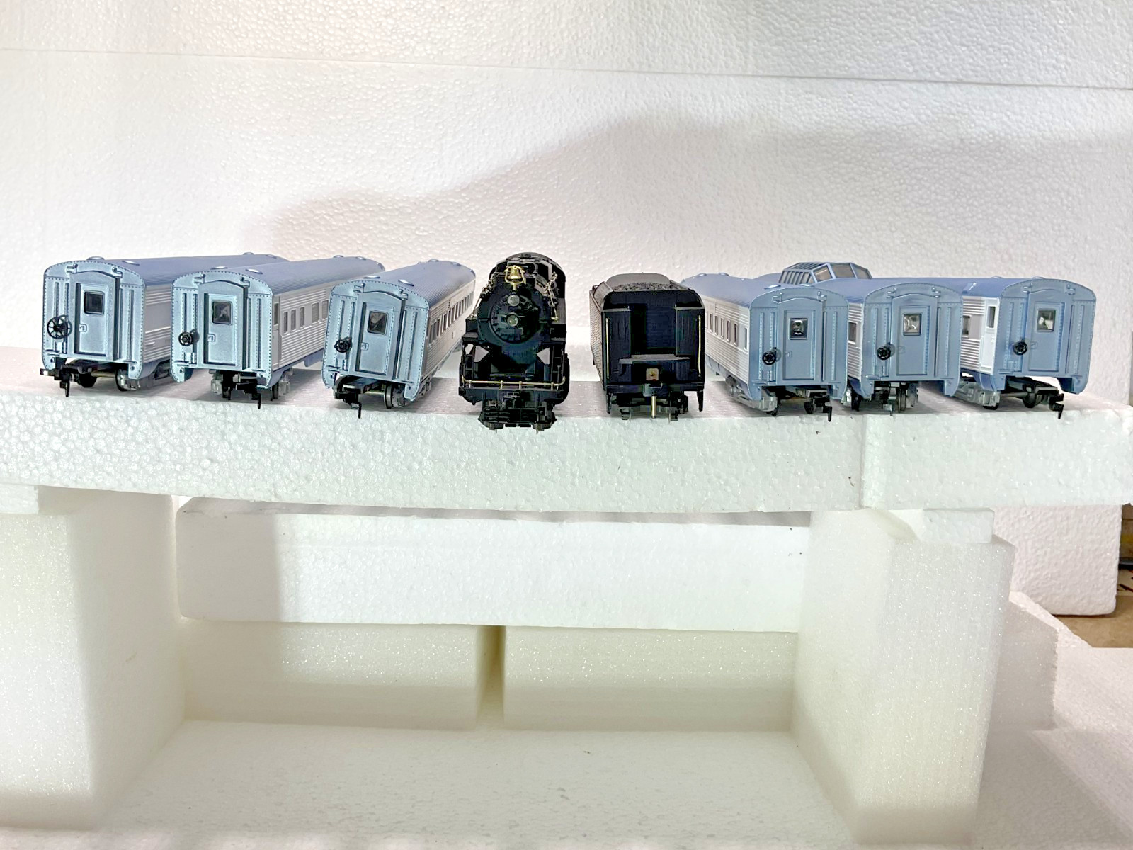 Rivarossi HO 2-8-4 Berkshire steam locomotive Nickel Plate Road 6 passenger cars