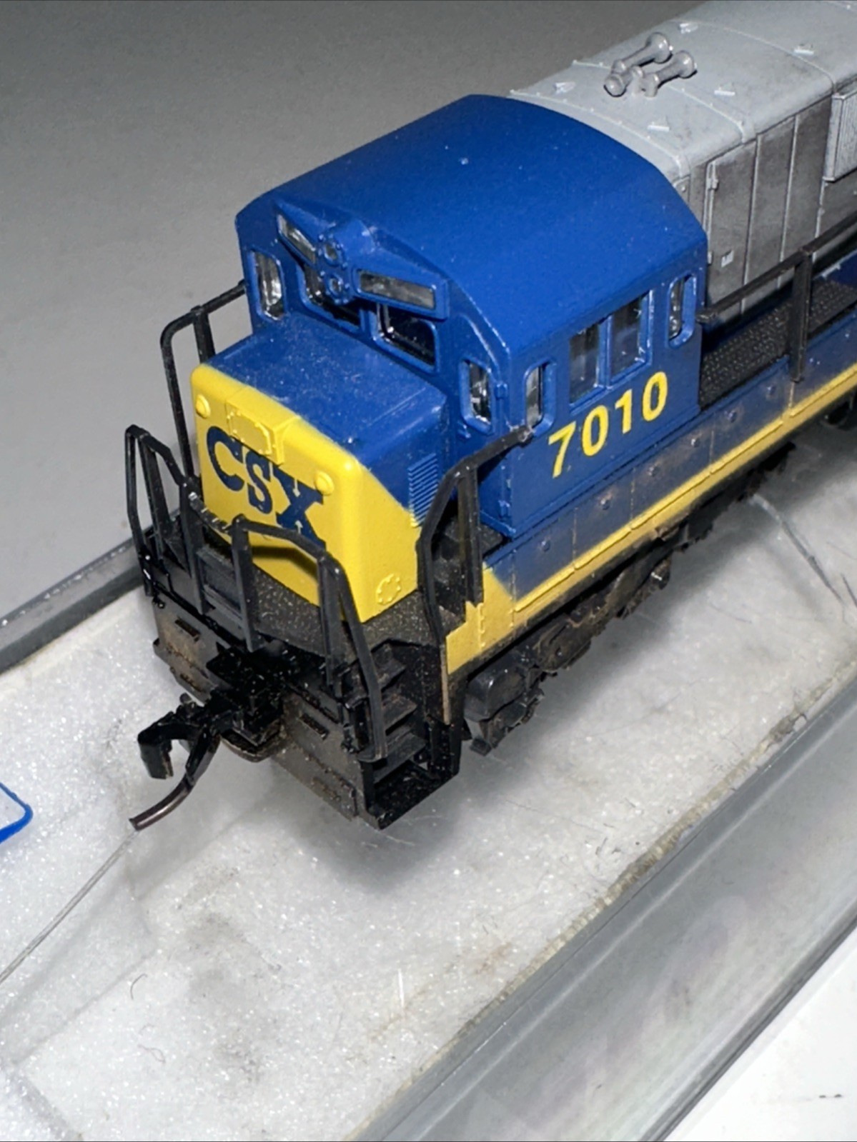 KATO N Scale GE C30-7 CSX #7010 DC Analog Diesel Locomotive