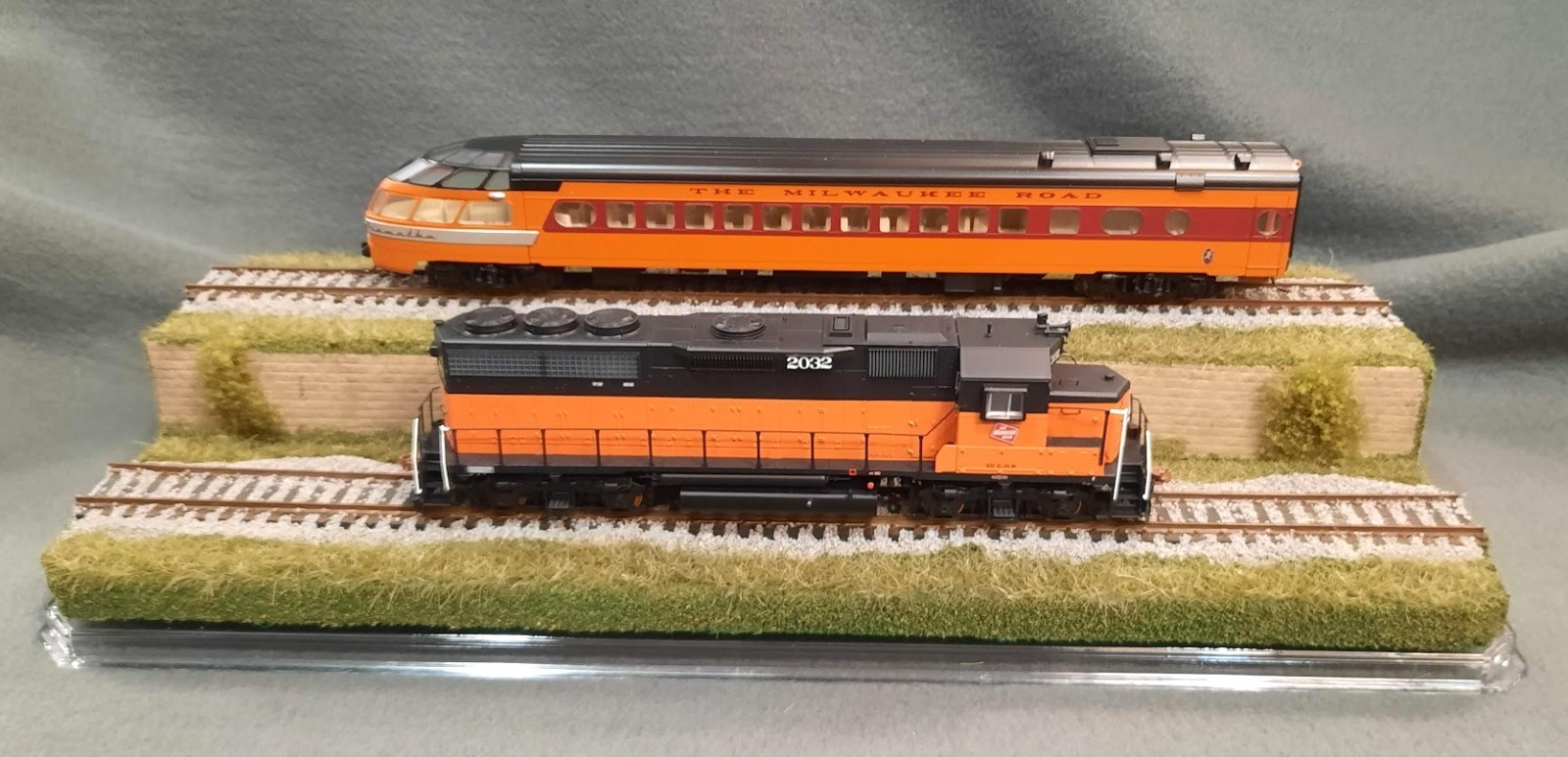 HO SCALE 16″ 2-LEVEL/2 TRACK “TALL GRASS-SUMMER SCENE” -DISPLAY CASE- FOR ALL HO