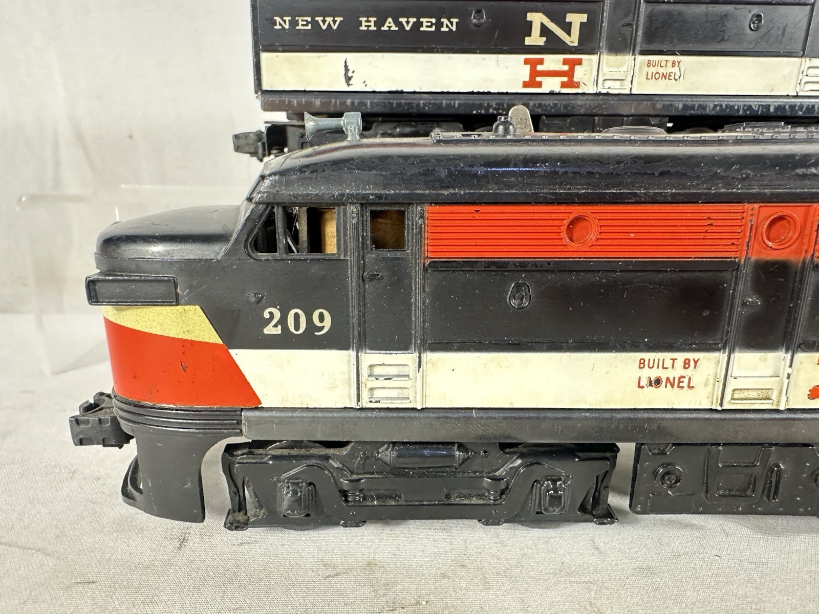 Desirable Lionel Original Postwar #209 New Haven A-A Alco Diesel Pair