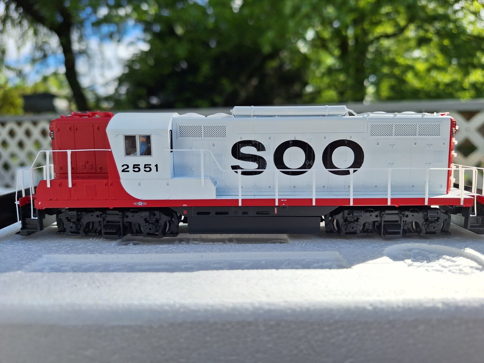 PROTO 2000 Diesel EMD GP9 Phase I Powered w/Sound & DCC (QSI) — Soo Line #2551