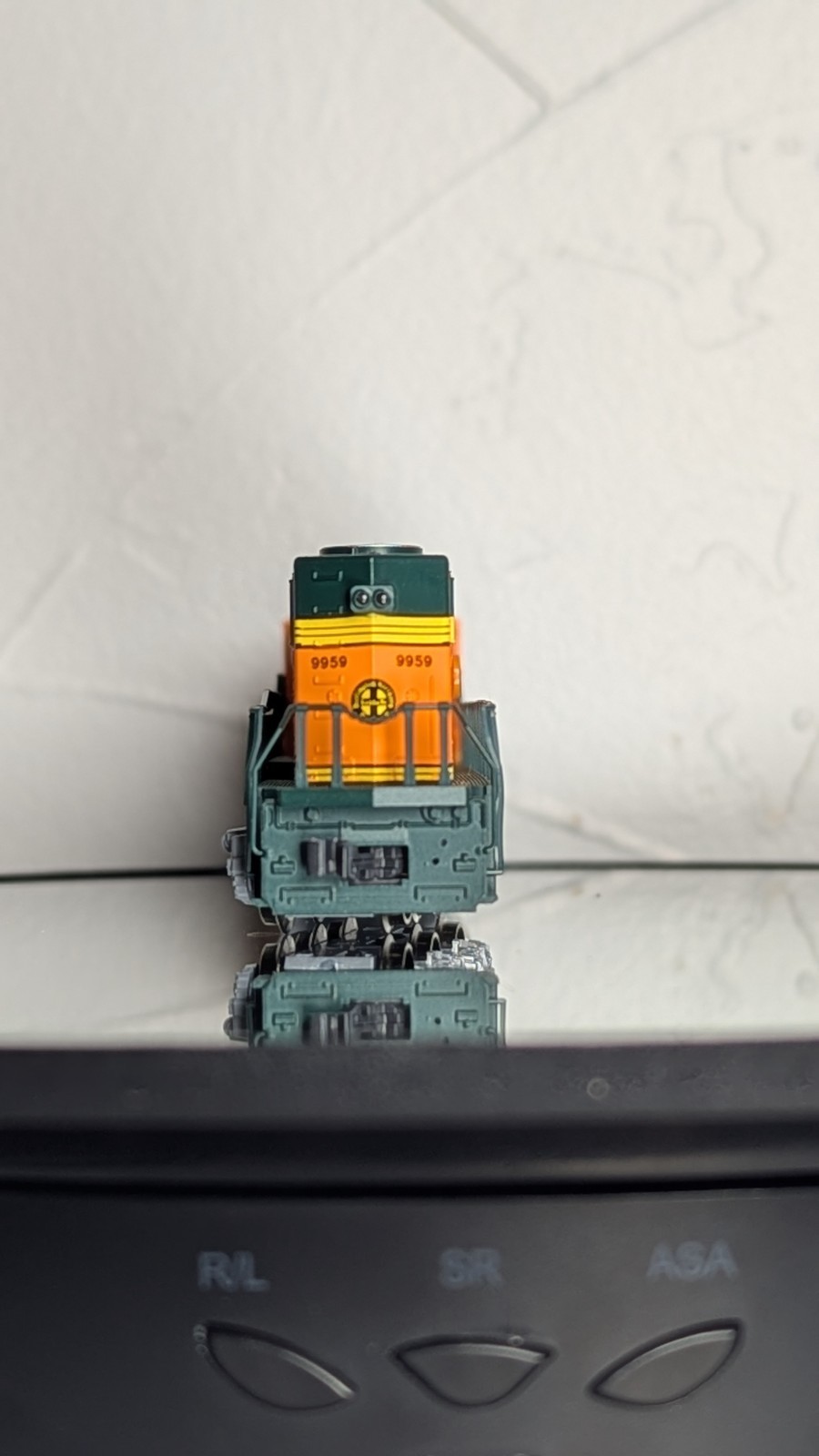 Kato N Scale EMD SD70MAC BNSF Heritage II #9959 – Nose Headlight – Unused