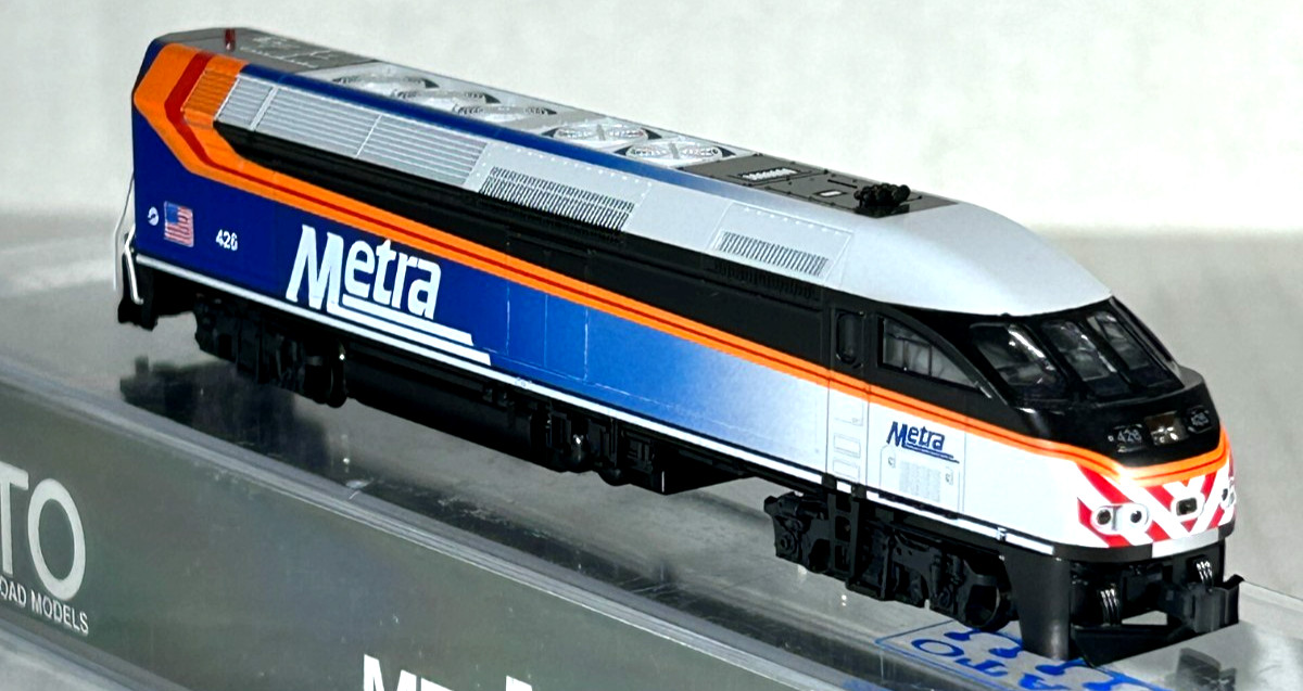 KATO N SCALE MP36PH LOCOMOTIVE CHICAGO METRA 176-6122