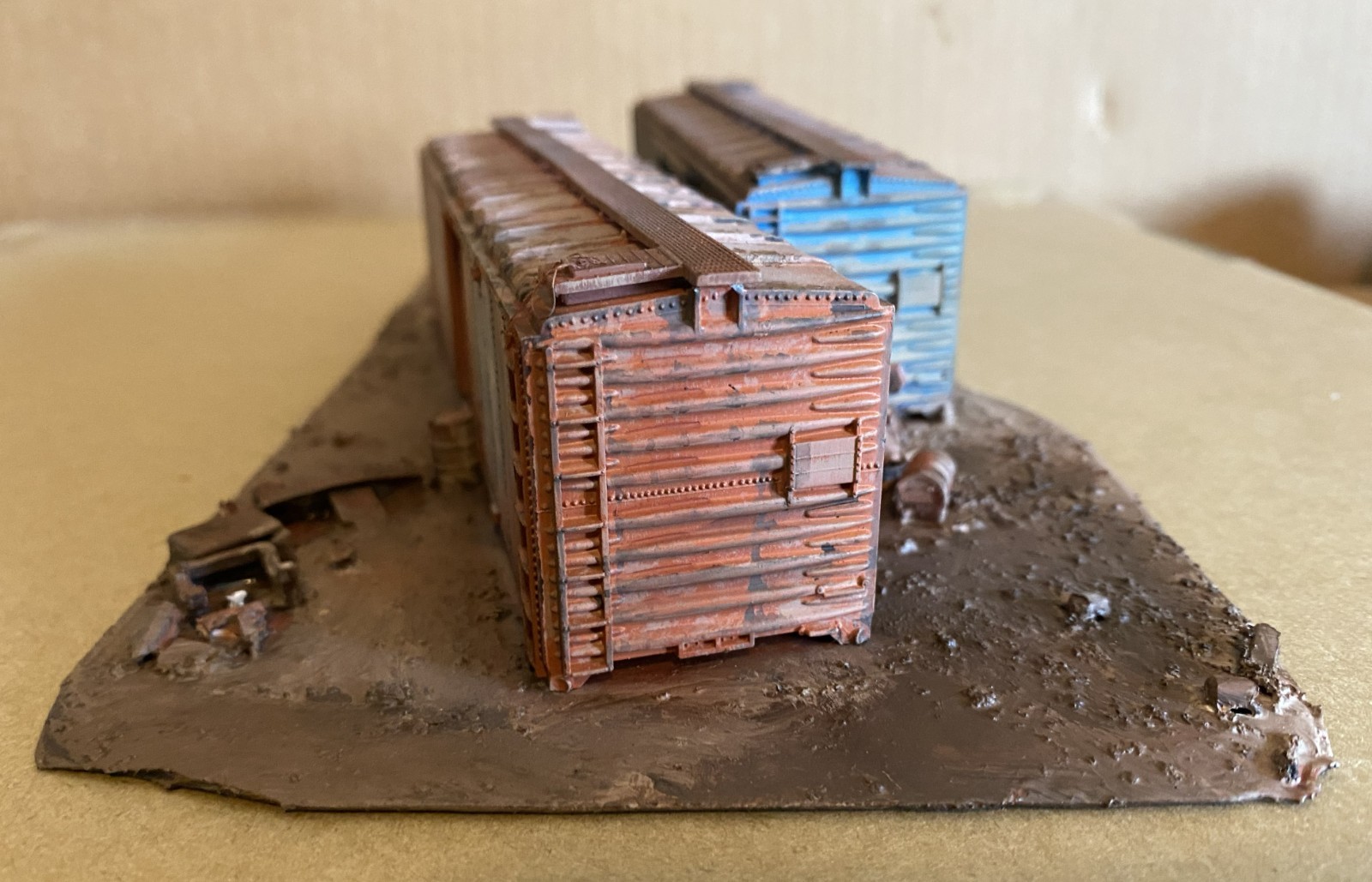 HO Scale ICG Abandoned Double Boxcar Hobo Hideout Diorama Weathered
