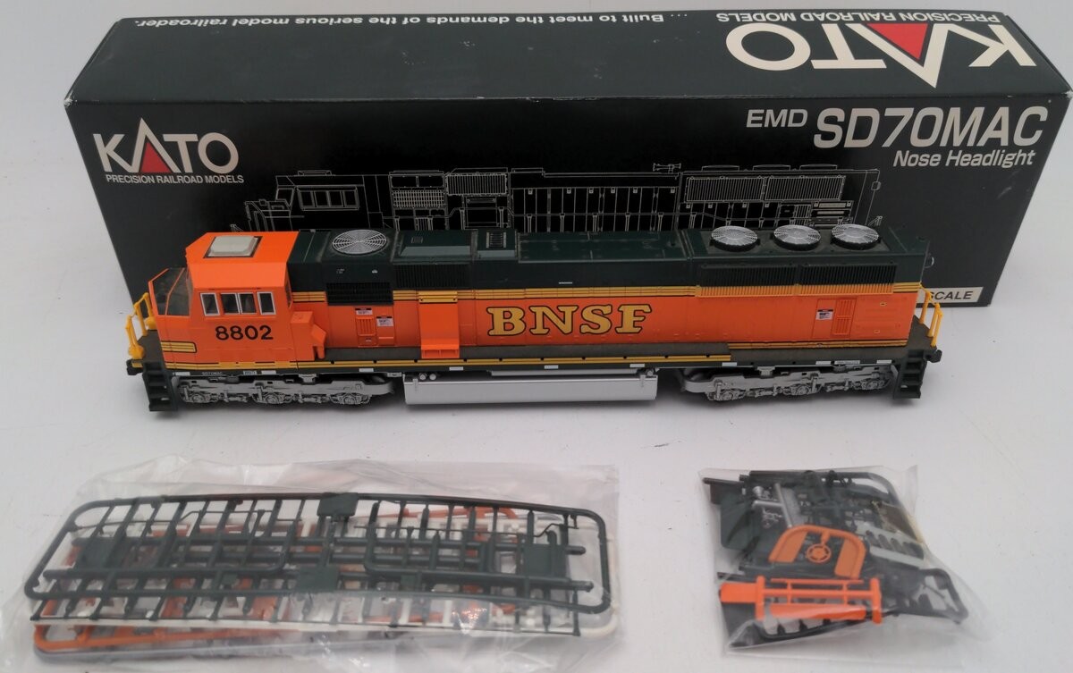 Kato 37-6451 HO BNSF Heritage II EMD SD70MAC Diesel Locomotive #8802 EX/Box