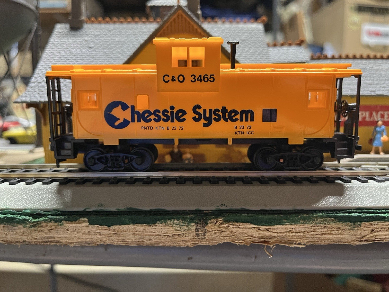 AHM HO Big Mike 2-8-2 Chessie System Mikado Steam Loco w/ Tender Smoke & Caboose