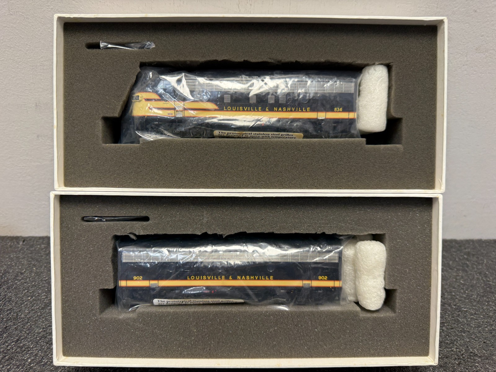 Athearn HO G1521 L & N EMD F7A/F7B Phase 1 Diesels 834 & 902 – DCC Ready