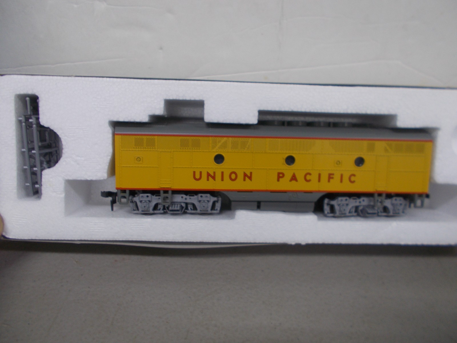 STEWART / KATO # 8511~UNION PACIFIC F3B POWERED LOCOMOTIVE ~NIB~HO SCALE~LOT A