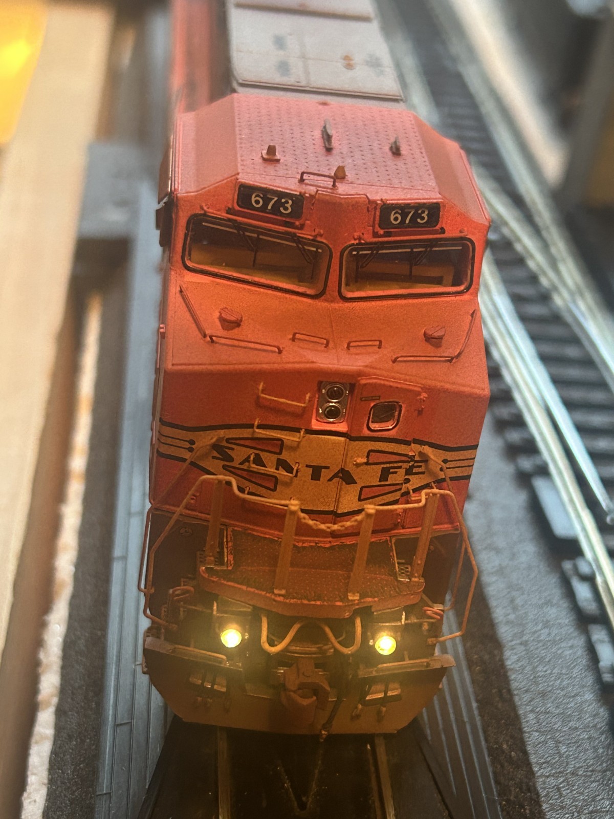 ScaleTrains HO Rivet Counter GE C44-9W BNSF #673 Ex-ATSF Warbonnet DCC Sound