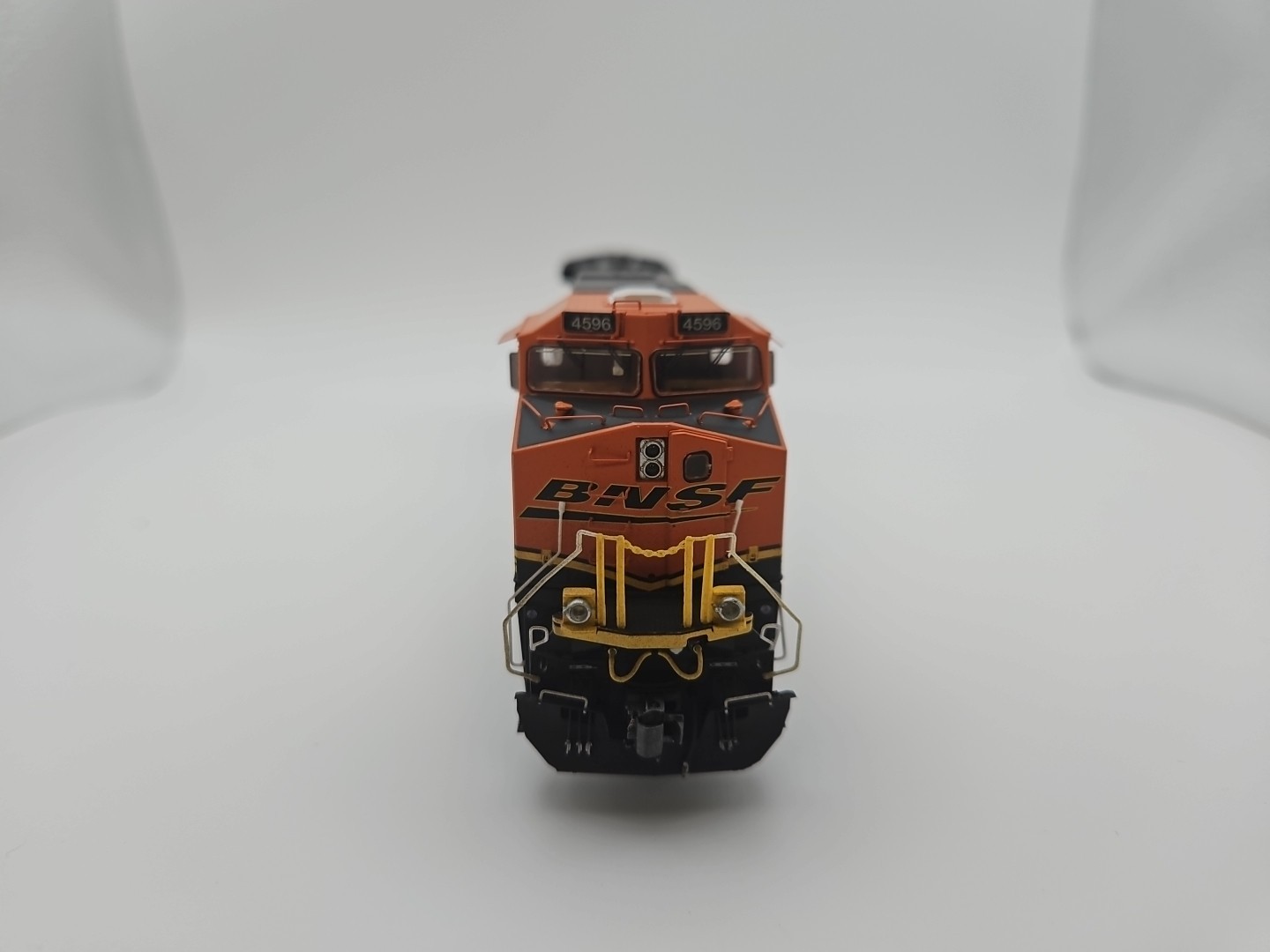 Scaletrains BNSF Railway C44-9W Heritage III Custom Weathered #4596 SXT31851