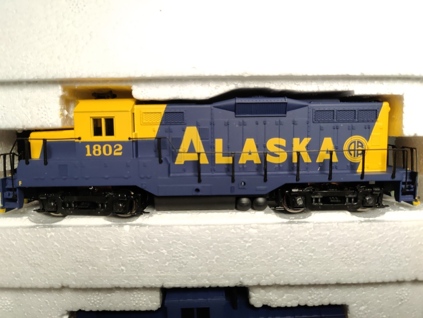 HO Walthers Trainline EMD GP9M Loco Alaska RR #1802 & caboose #1086 NEW IN BOX