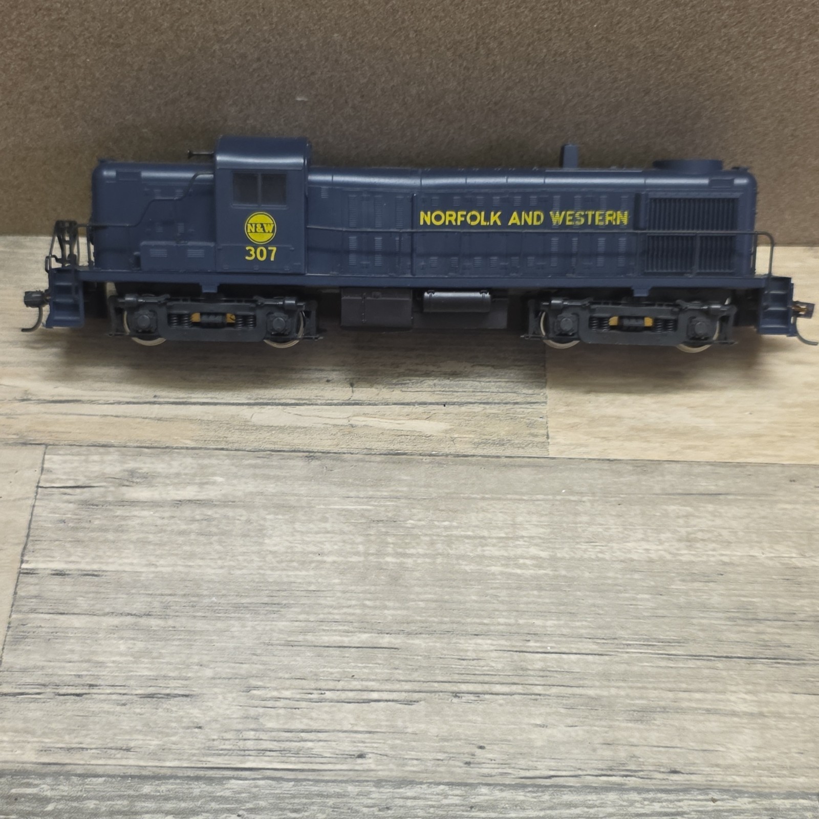 Atlas Norfolk and Western 307 HO Diesel Locomotive DC Analog B-B Blue Yellow