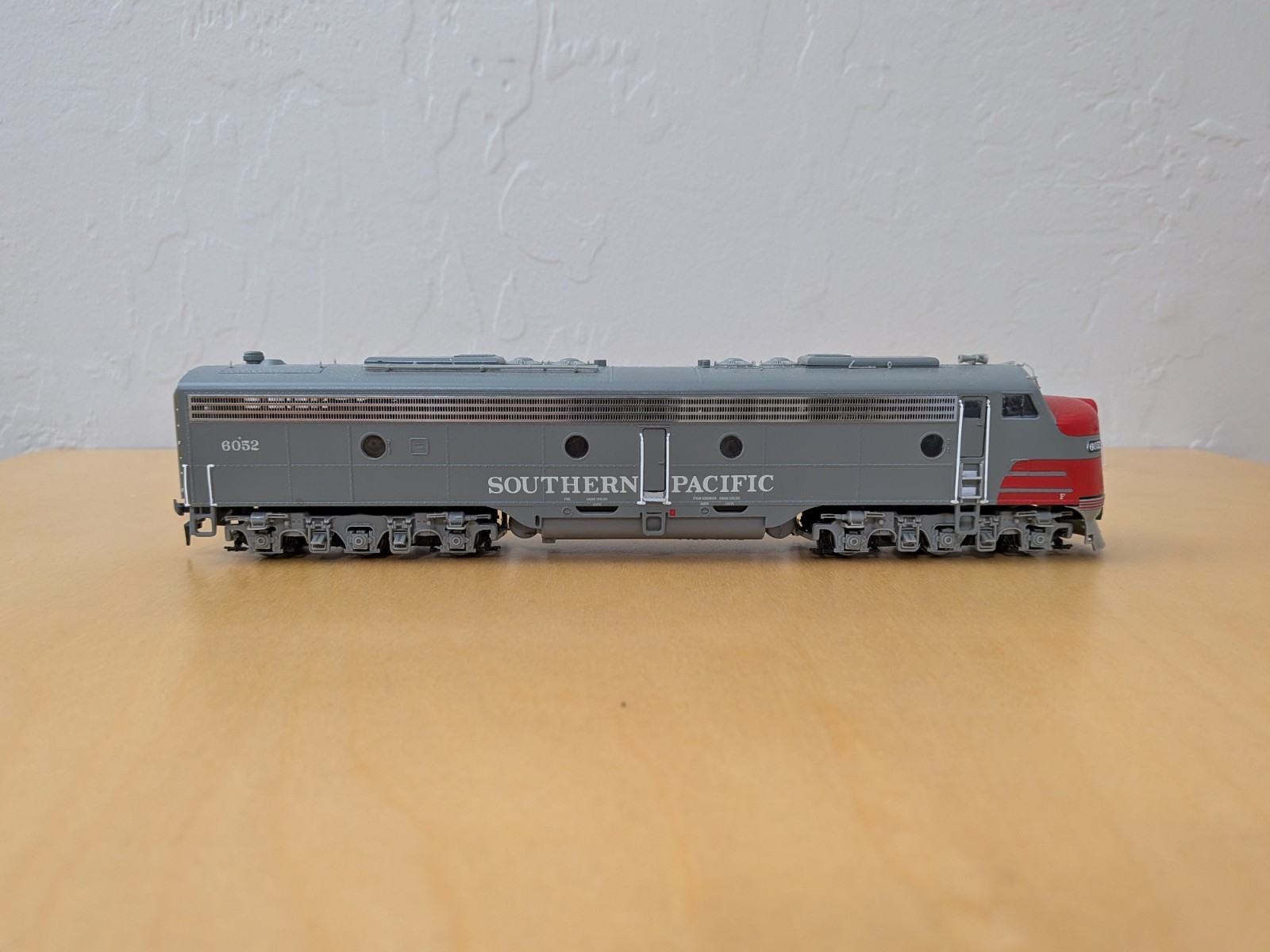 HO Proto 2000 EMD E8/9A Diesel Locomotive Southern Pacific #6052 DC