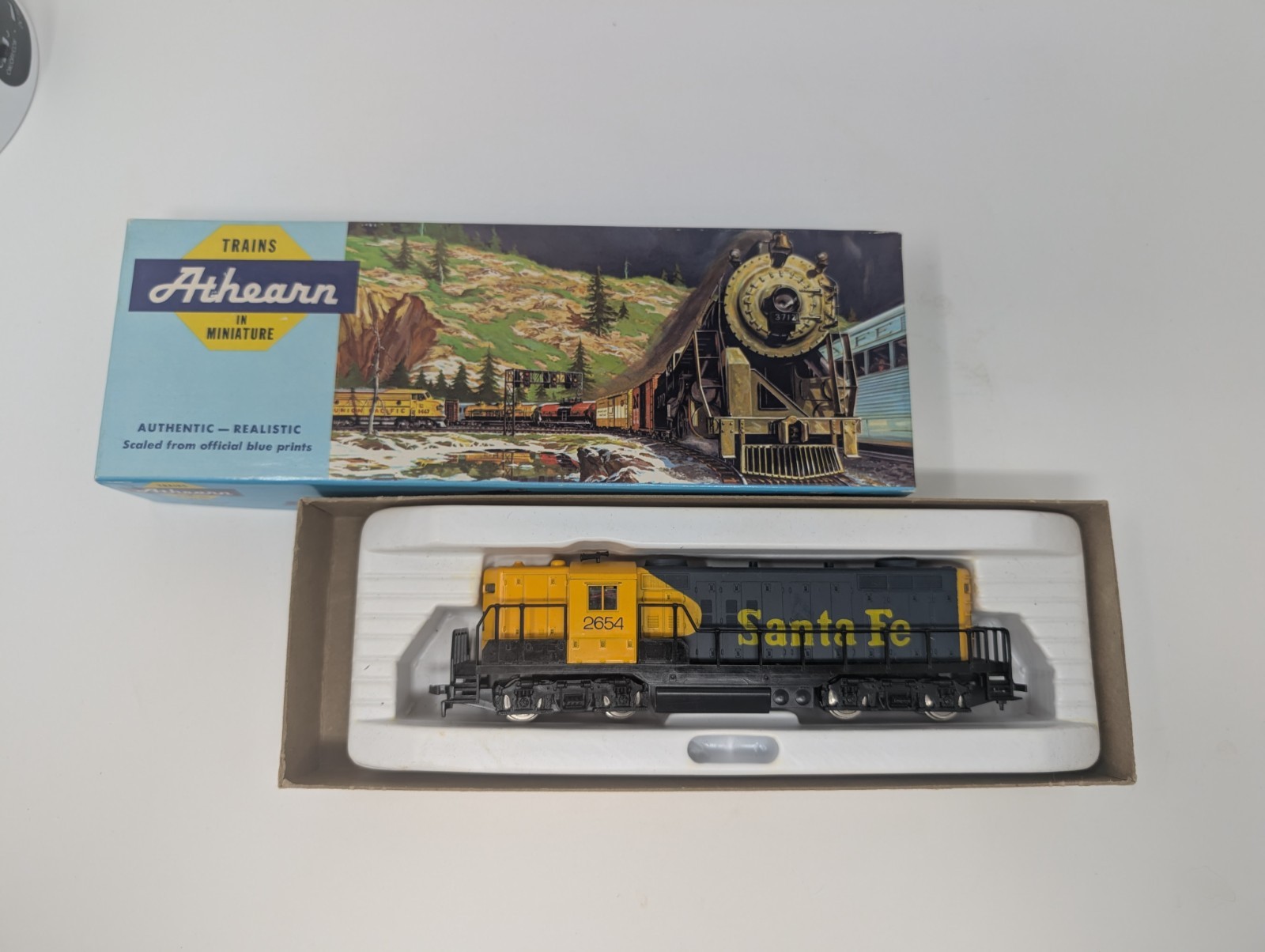 BOX – ATHEARN AHM/Yugo HO GP18 Diesel Locomotive, Santa Fe #2654 Observation Kit