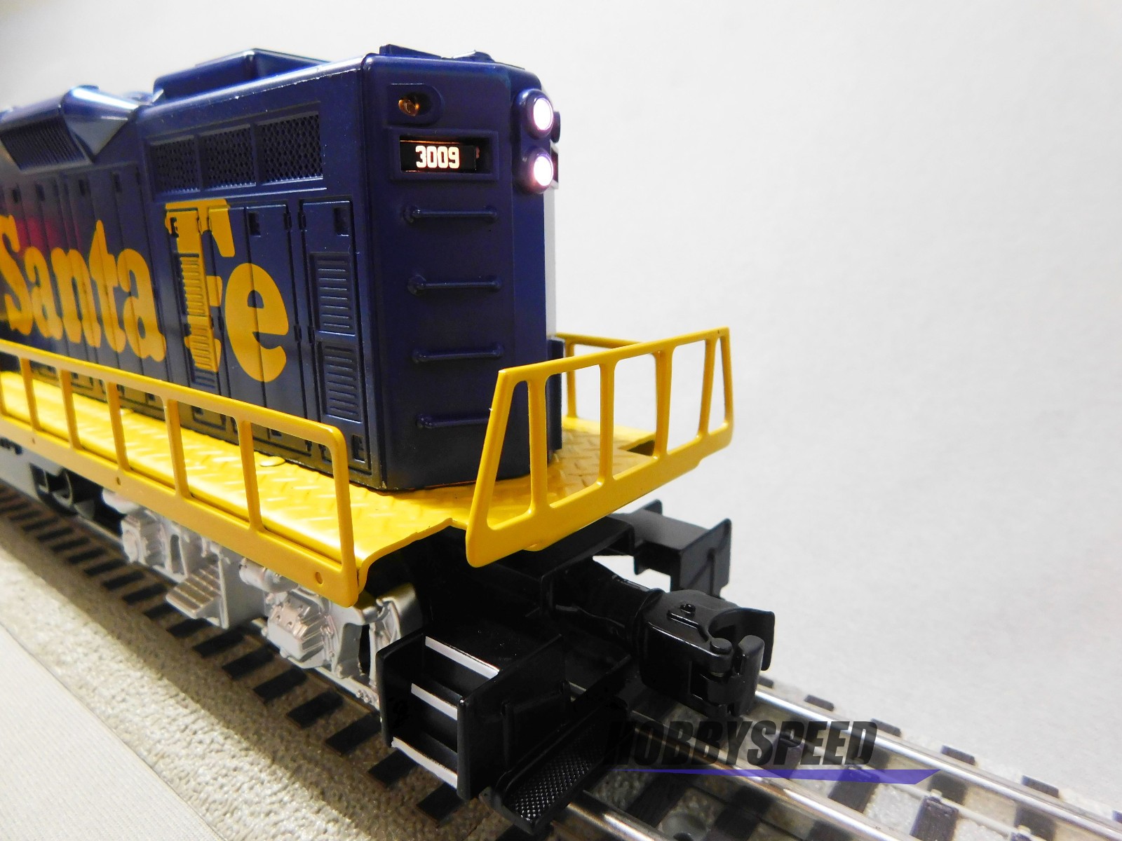 LIONEL SANTA FE LIONCHIEF PLUS 2.0 GP20 DIESEL ENGINE #3009 O GAUGE 2234140 NEW