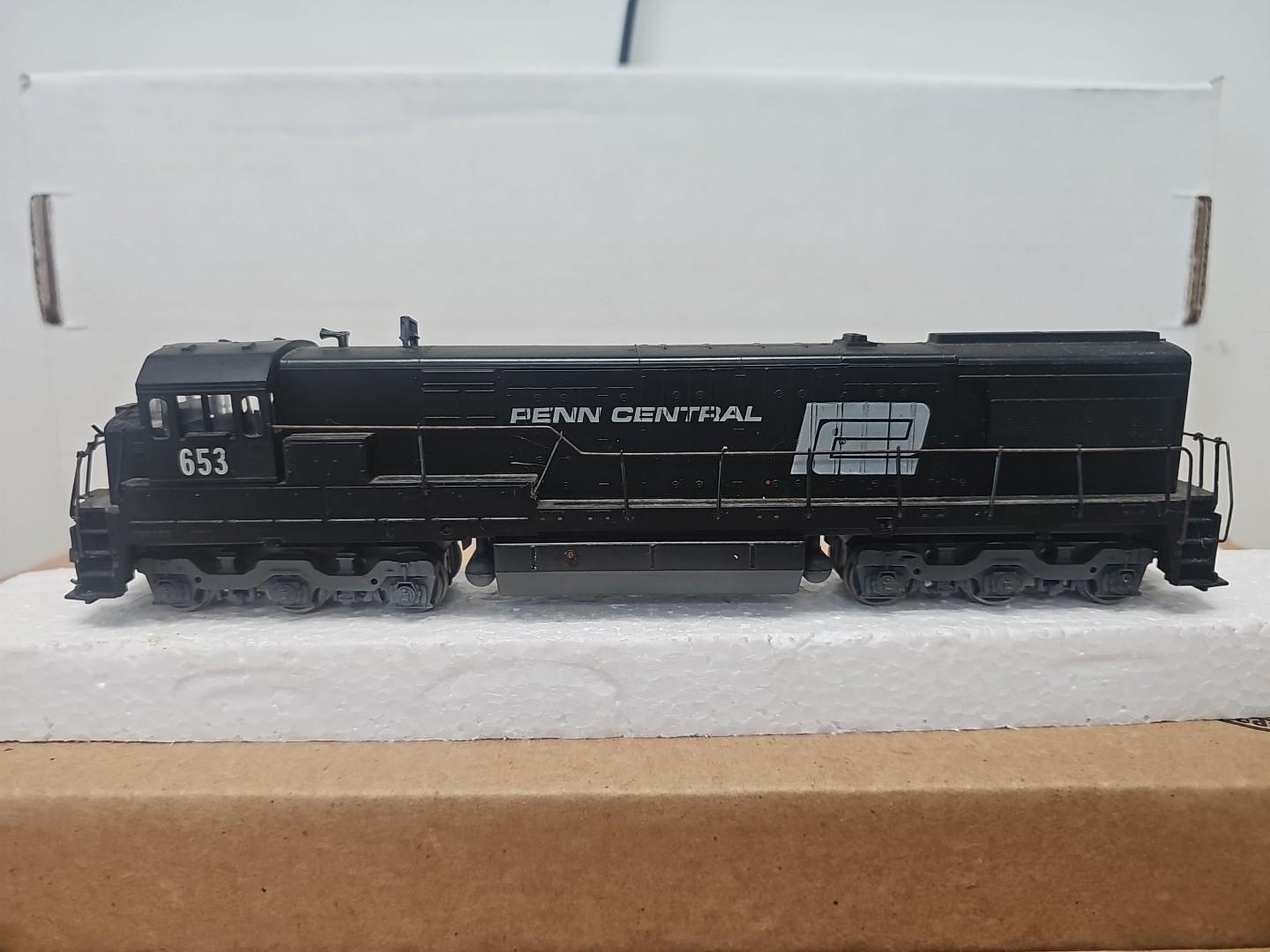 Athearn U-28C Penn Central Railroad Diesel HO Scale. Runs, No Original Box.
