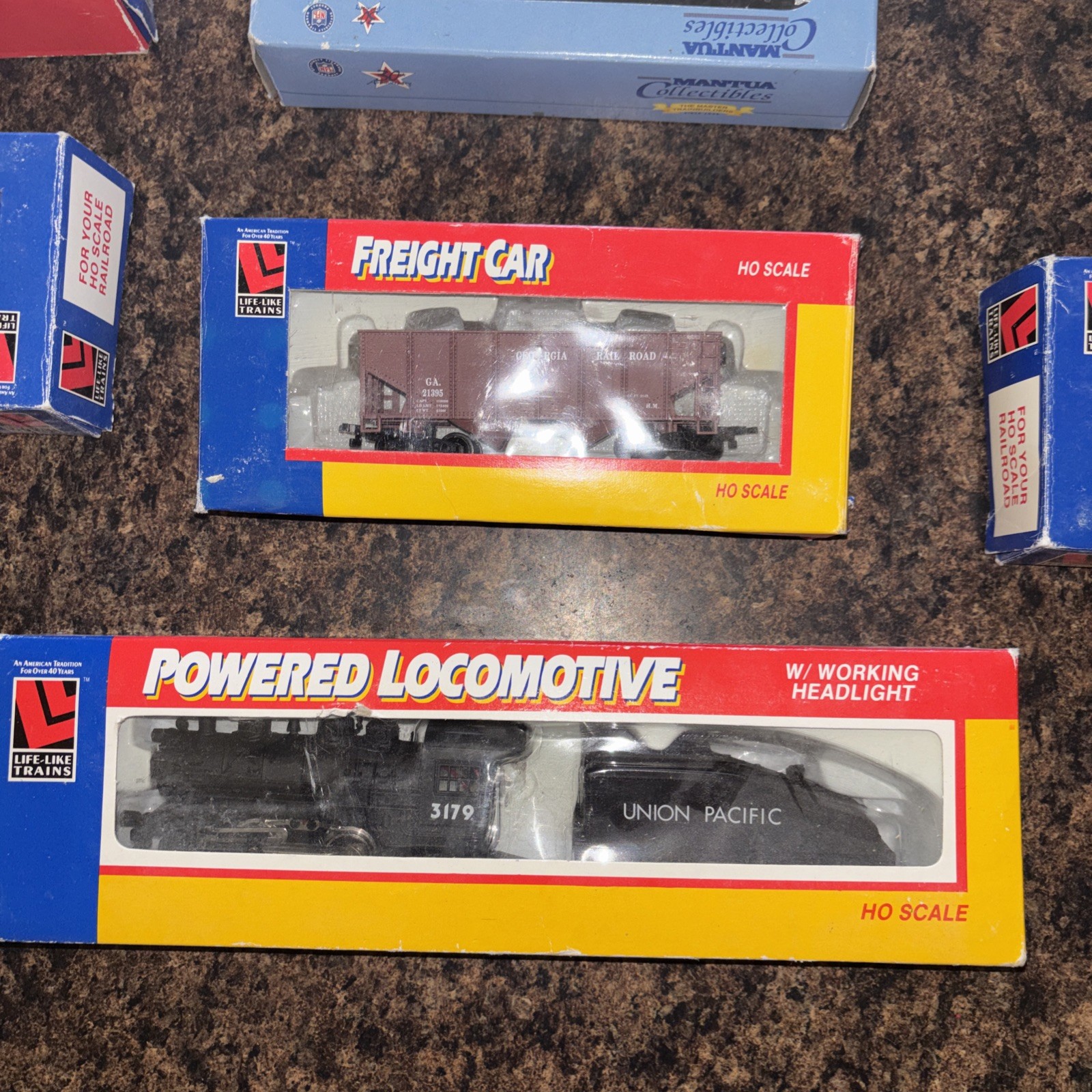 Life Like Trains HO Scale Electric Locomotive freight Car Caboose LOT￼