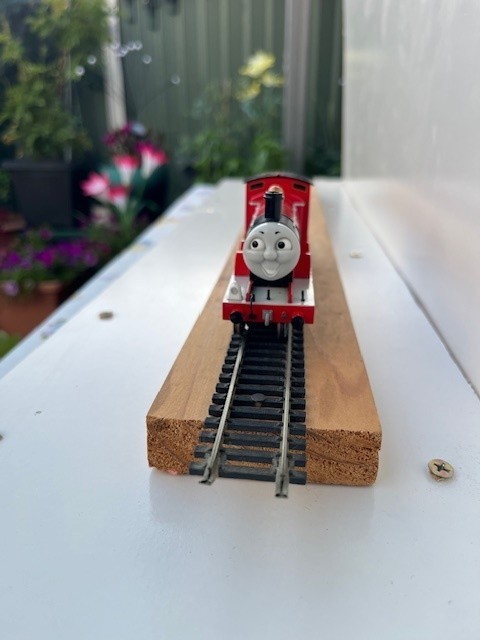 DCC FITTED Bachmann Thomas & Friends – James The Red Engine With Moving Eyes