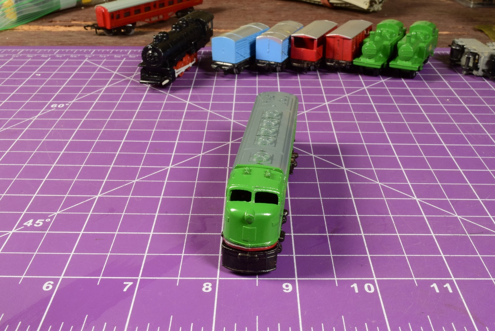 N/OOO SCALE – Lone Star Treble-O-Trains green Locomotive F series even