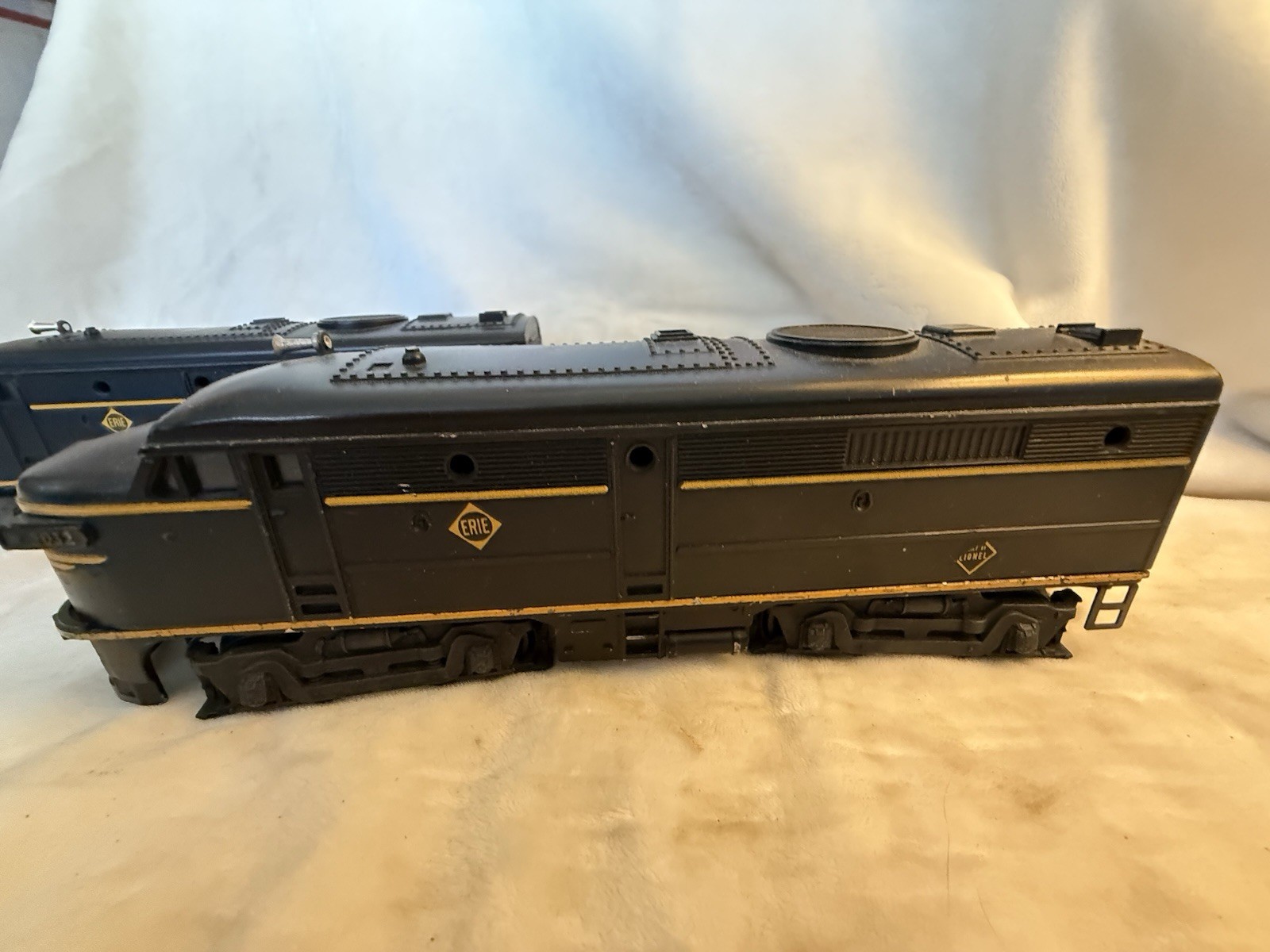 Lionel Postwar O Gauge 2032 Erie Alco AA Twin Diesel Locomotive Set w/ Original