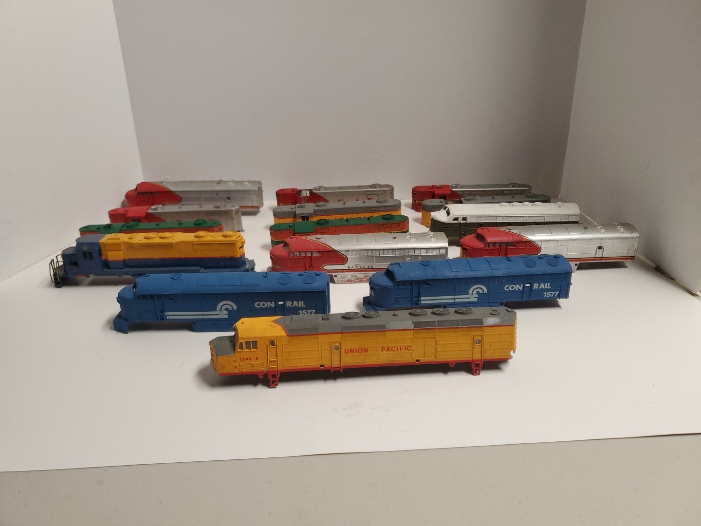 HO Scale UNBRANDED DIESEL CON RAIL SANTA FE UNION SHELL ONLY MIXED Lot Of 15 Bx1