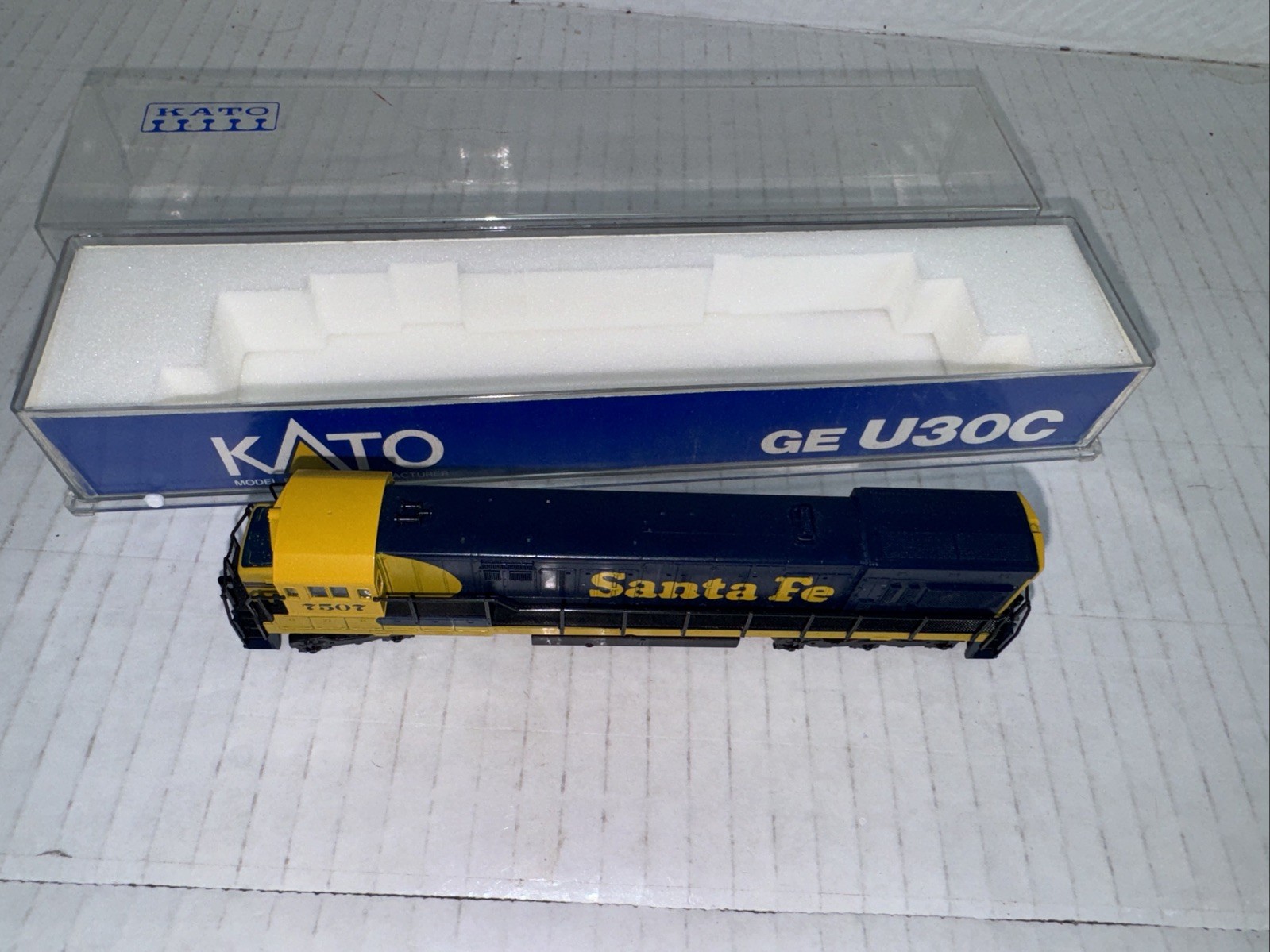 Kato N Scale U30c Santa Fe He’s On Locomotive #176–171 For Train, Set Layout