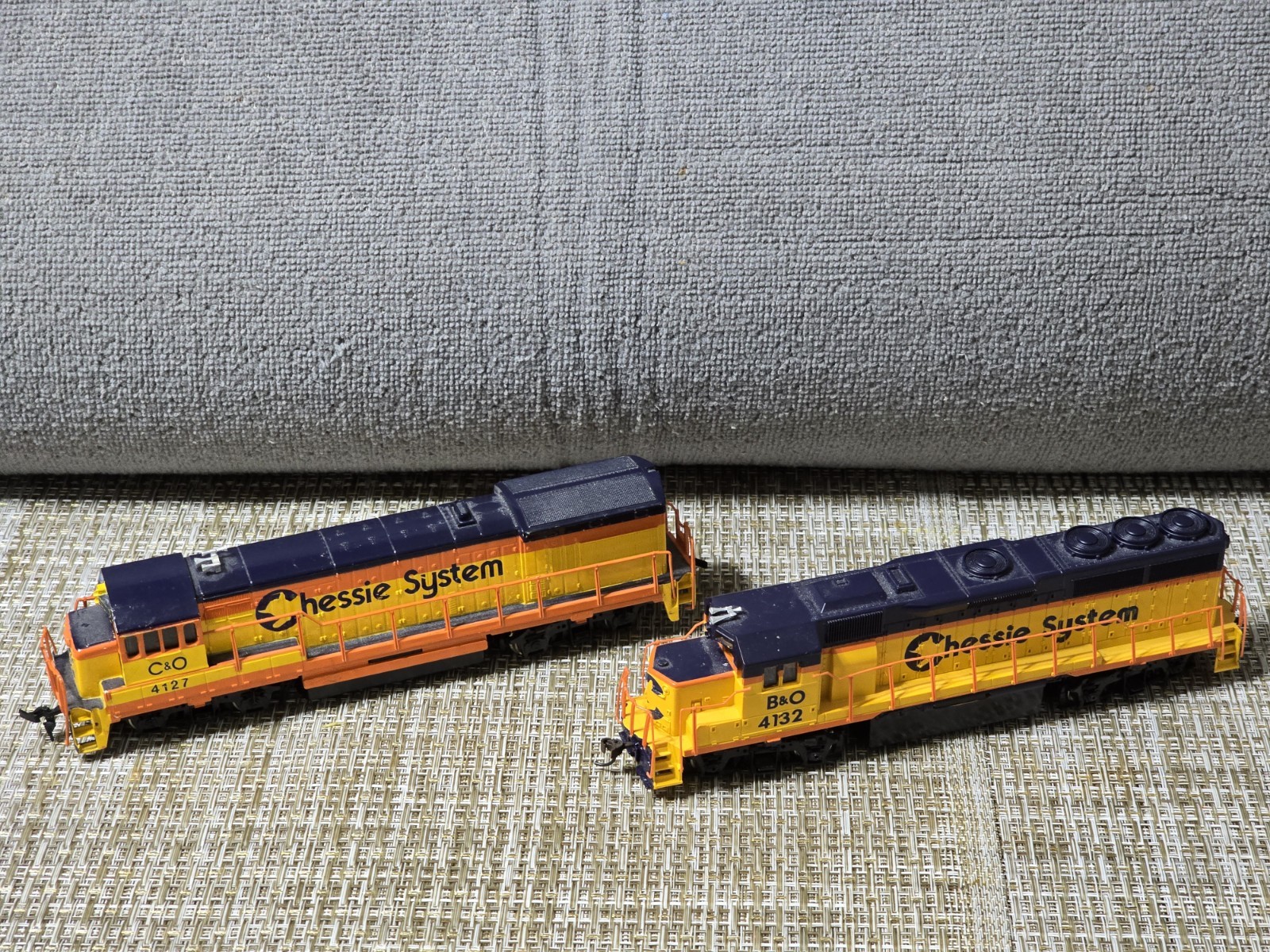 Lot of 2 Bachmann HO Scale Diesel Locomotives-Chessie System B&O & C&O – Powered