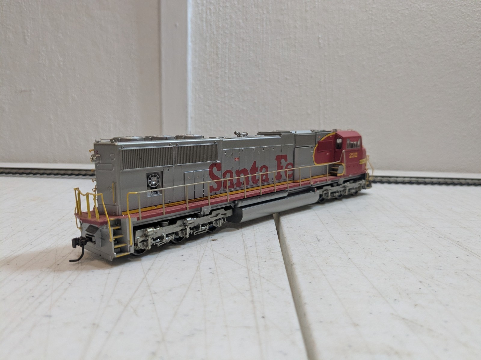 Genesis G62208 – Santa Fe #232 SD75M Diesel Locomotive – DC – HO Scale