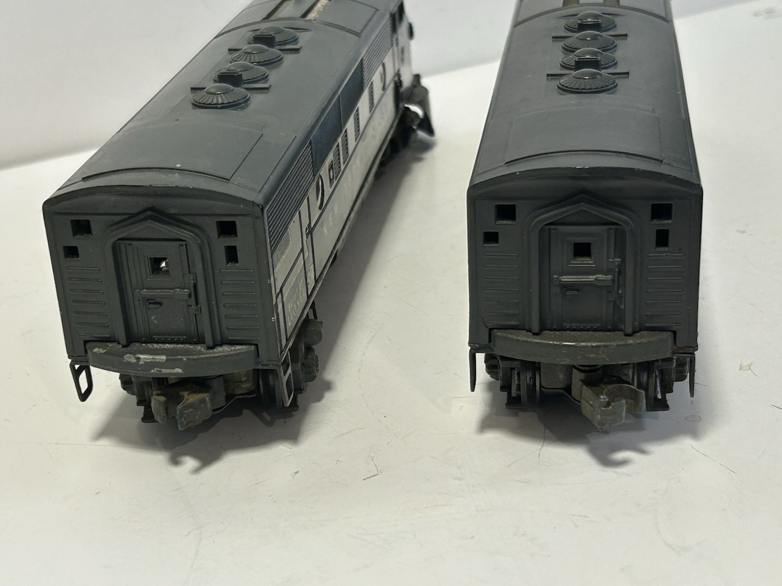 VERY RARE LIONEL #2333 LOCOMOTIVE & DUMY “NEW YORK CENTRAL” TESTED – RUNS GREATE