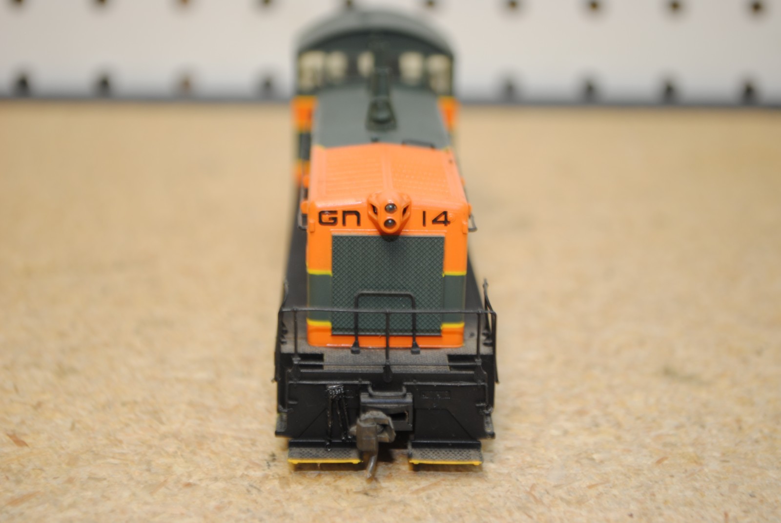 Life-Like/Proto 2000 GN Great Northern #14 SW9/1200 Diesel Locomotive HO