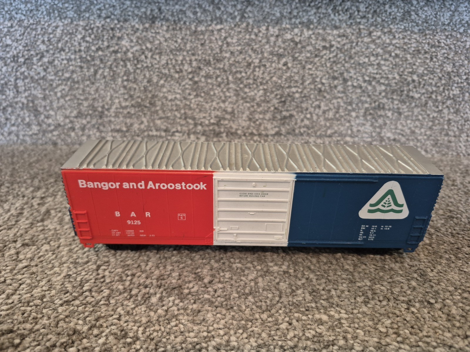 Mix Set of Atlas HO Model Railroad Engine and cars