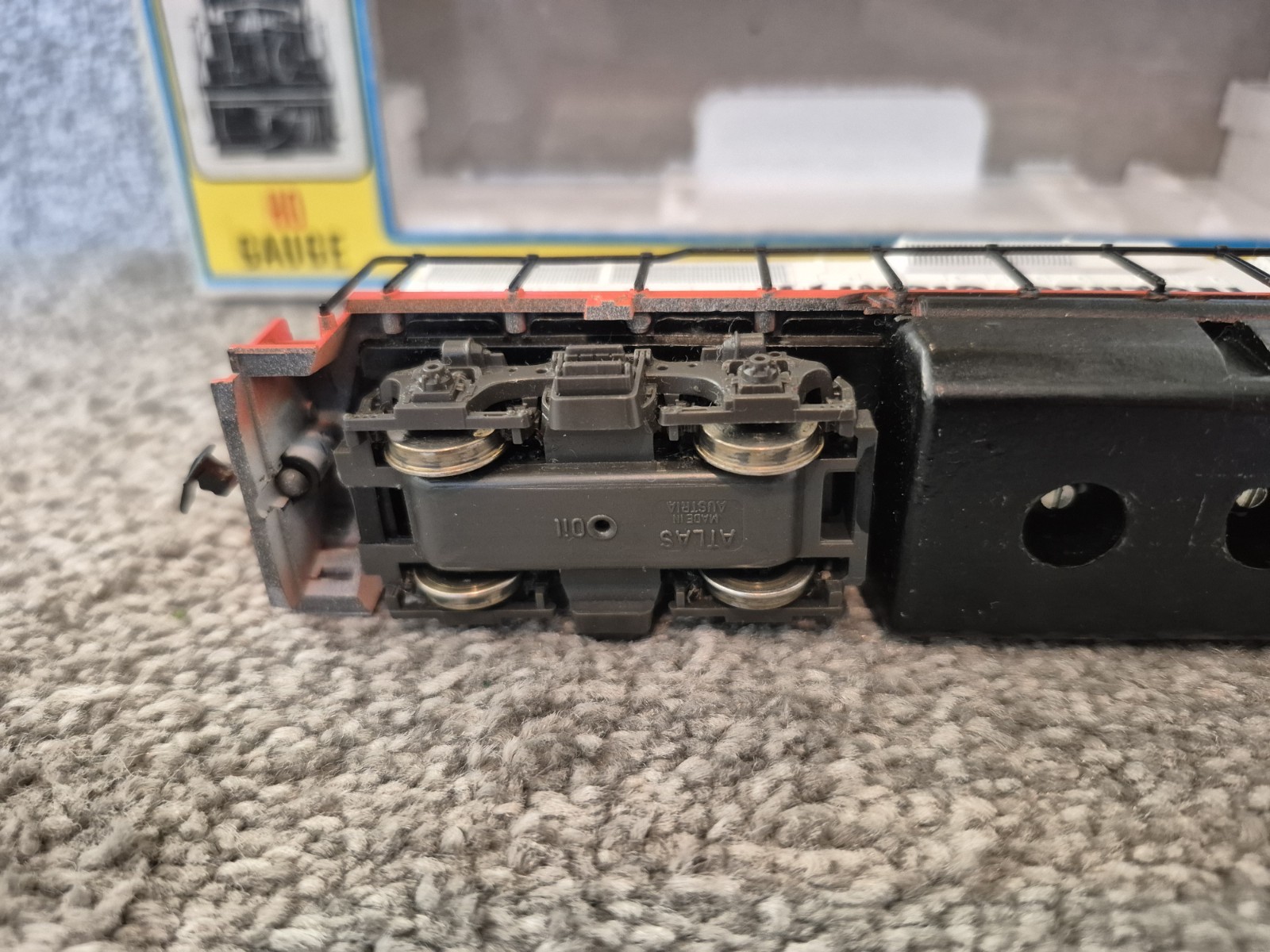 Mix Set of Atlas HO Model Railroad Engine and cars