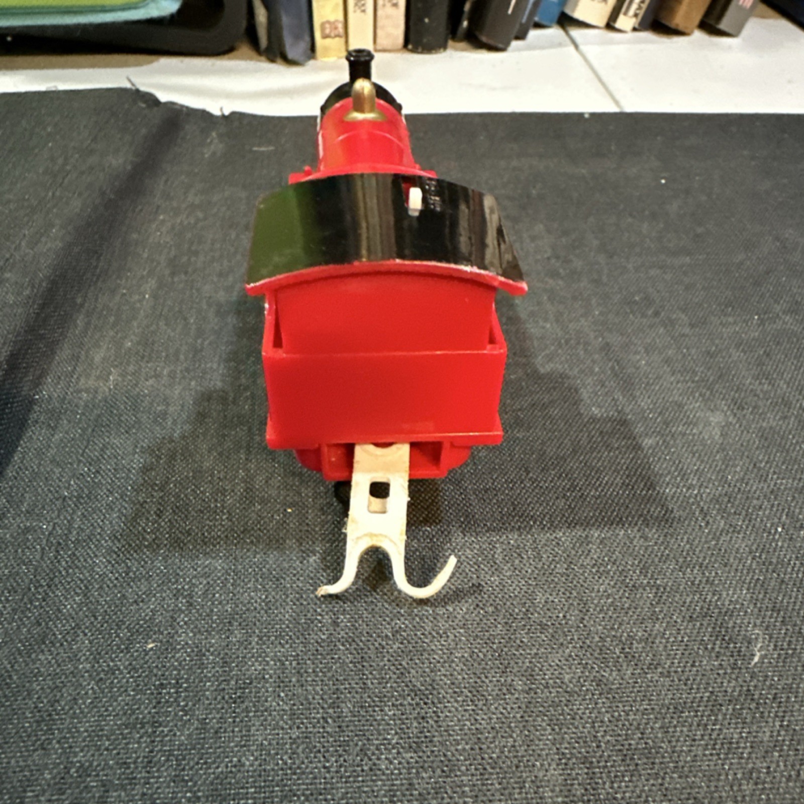 Thomas & Friends James Sodor HO 2-Rail Steam Locomotive 2-6-0 Red/Black