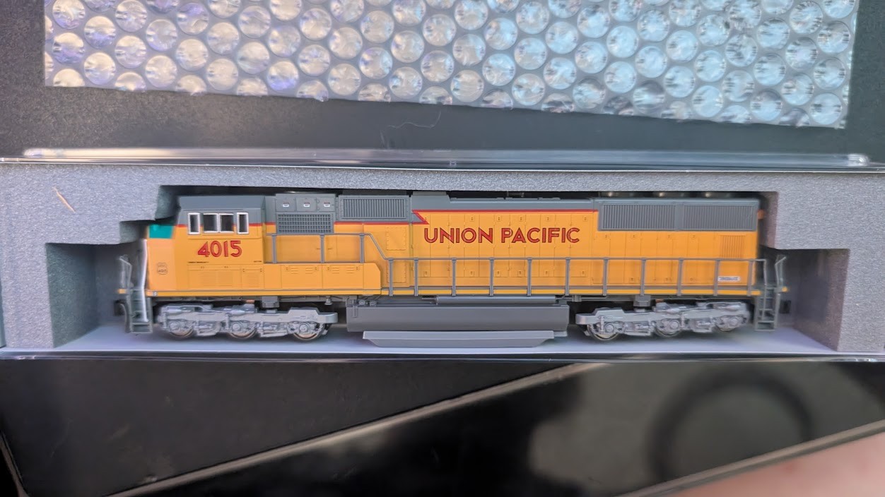 Kato N Scale Union Pacific SD70M #4015 Excursion Locomotive – KAT1764015