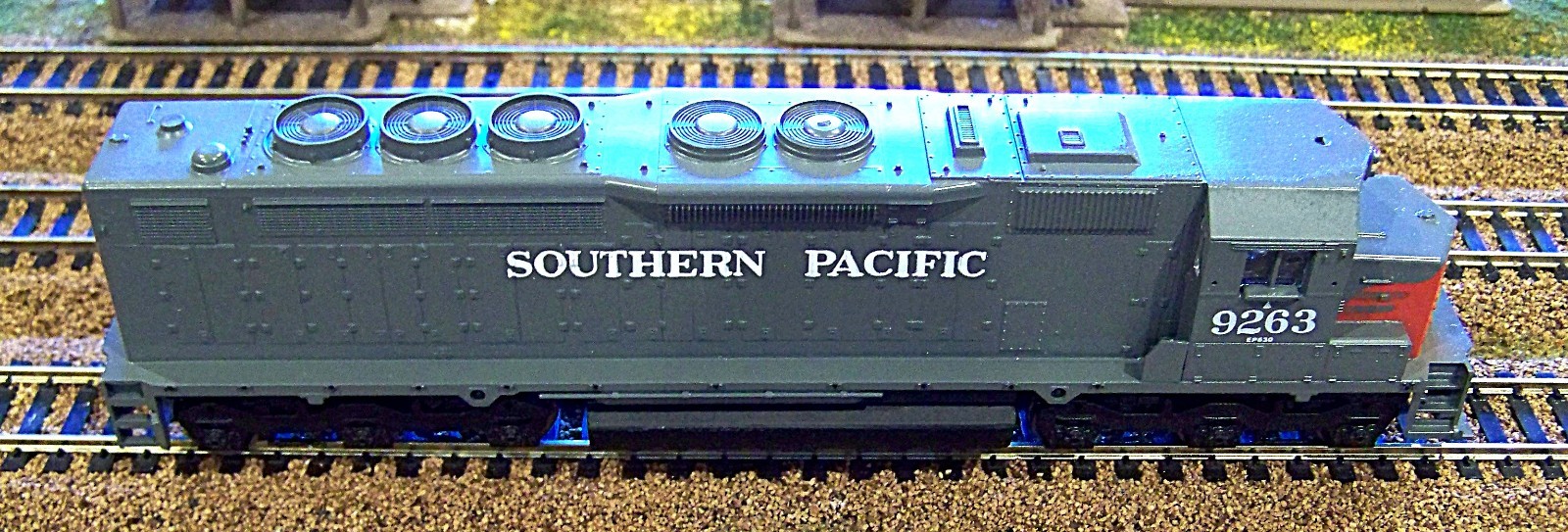 Athearn HO SDP40 Powered Locomotive Southern Pacific #9263- Never assembled