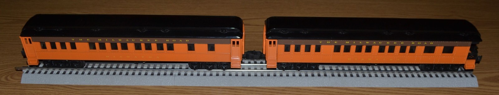 Williams LN Milwaukee Road 6 Hiawatha Madison Style Passenger Car Train – VIDEO