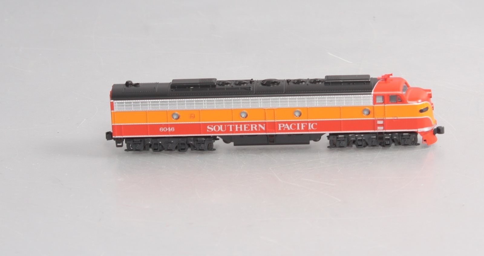 Kato 176-5308 N Scale Southern Pacific E8A Powered Diesel Engine #6046 with DCC