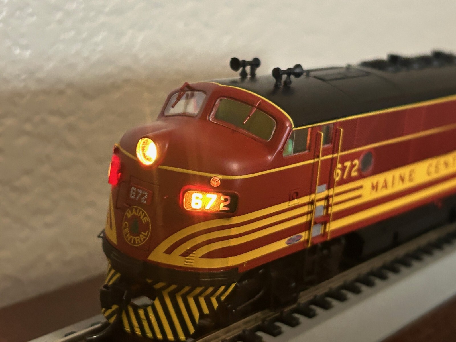 MAINE CENTRAL 672 EMD F3A LOCO – FACTORY DC/DCC / QUANTUM SOUND HO Scale NEW OOP