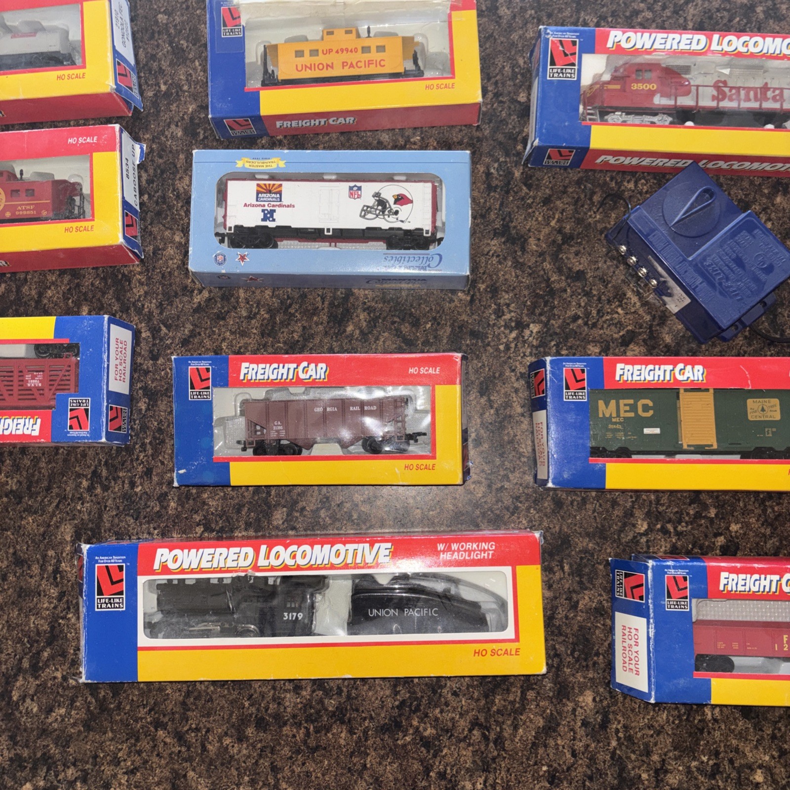 Life Like Trains HO Scale Electric Locomotive freight Car Caboose LOT￼