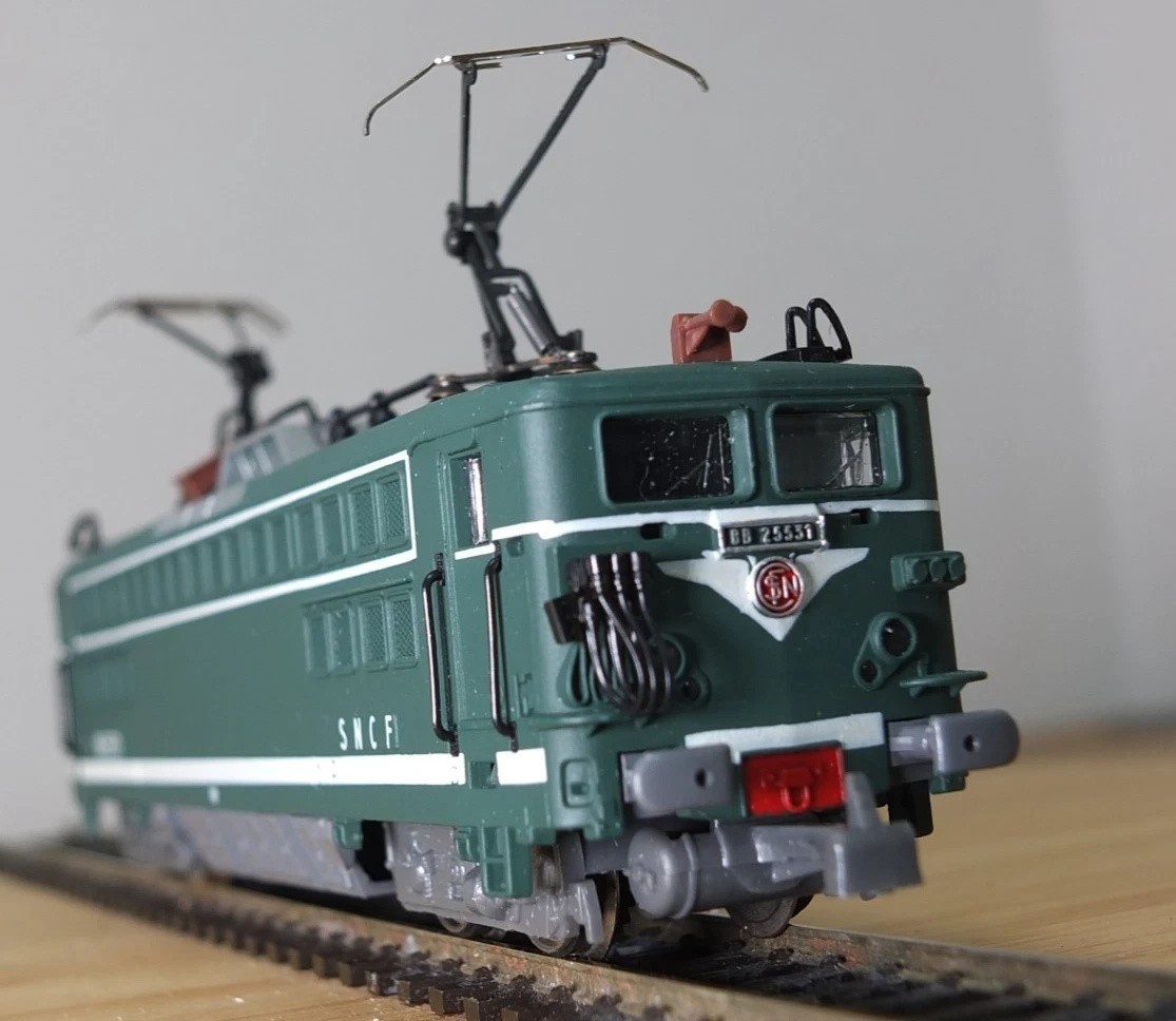Jouef 8362 HO gauge SNCF BB 25500 electric loco in green livery