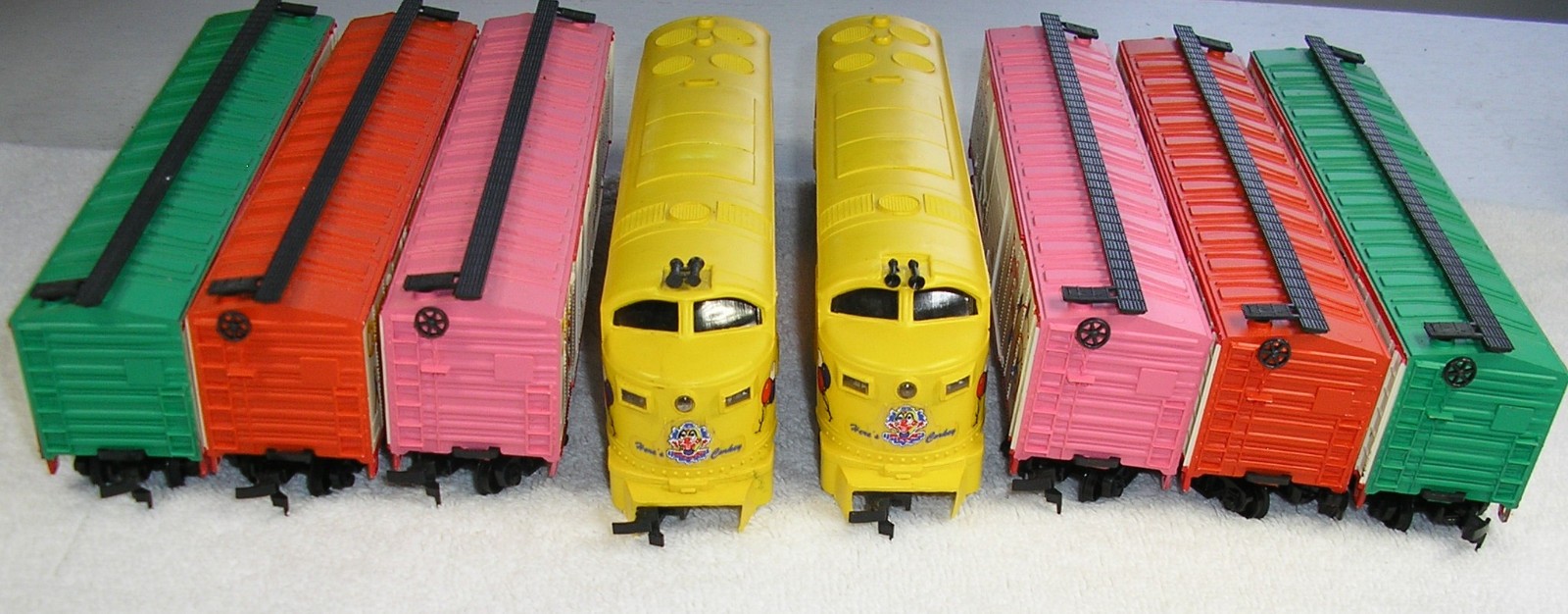 IHC/Mehano DL-109 Style #711 Corkey’s Carnival Caravan (2), Slovenia, NO Caboose