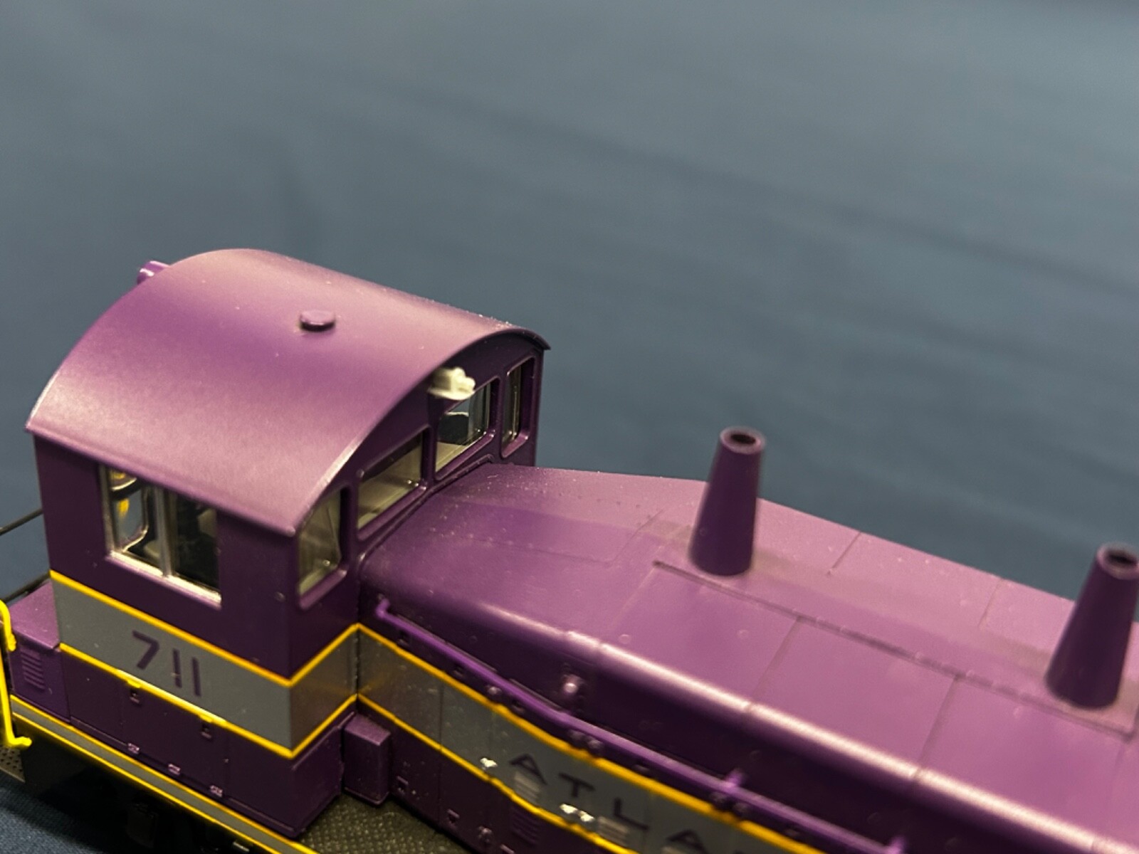 Life-Like Proto 2000 HO Atlantic Coast Line #711 SW9/1200 Diesel Engine DC