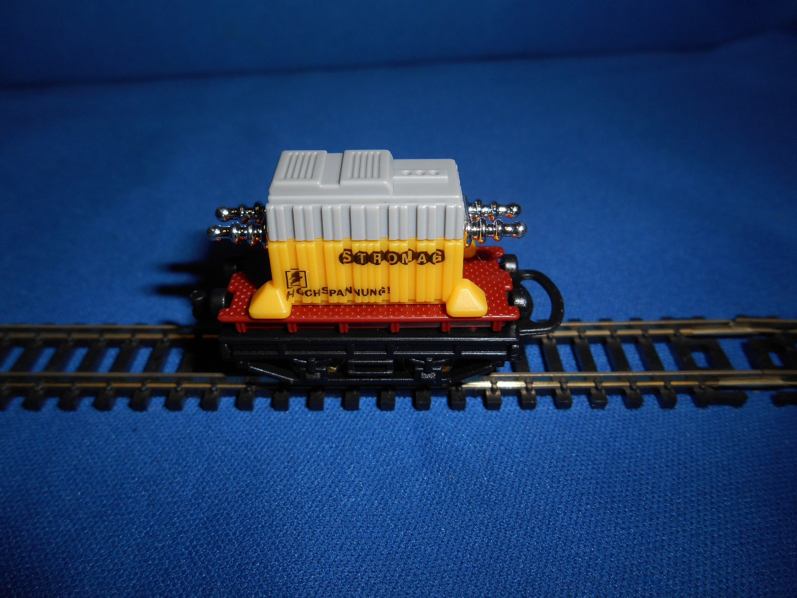 FREIGHT Rail TRAIN w/ TRANSFORMER Wagon CAR Plastic Kinder Surprise Egg N Scale
