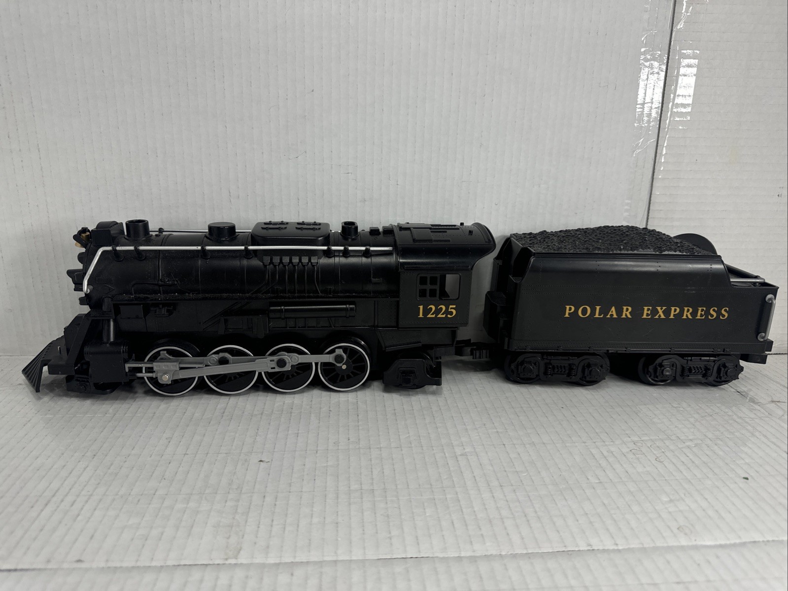 Lionel G Gauge 2-8-2 Battery Operated Steam Locomotive Polar Express #1225