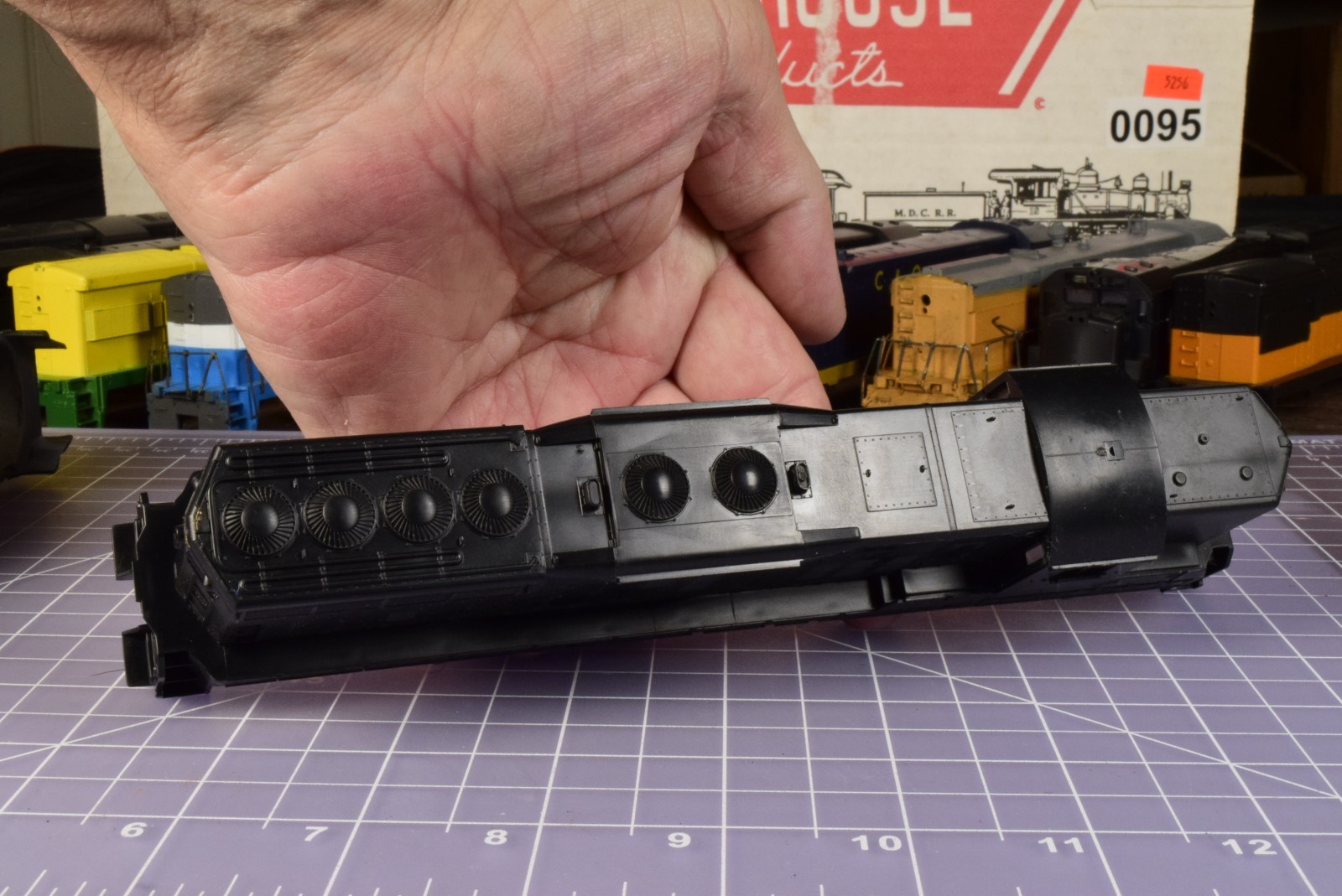 HO SHELL SD7 undecorated , NO RAILINGS has cab insert